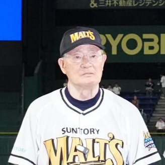 「サントリー　ドリームマッチ2026」で写真に納まる張本勲さん（2026年7月27日撮影）