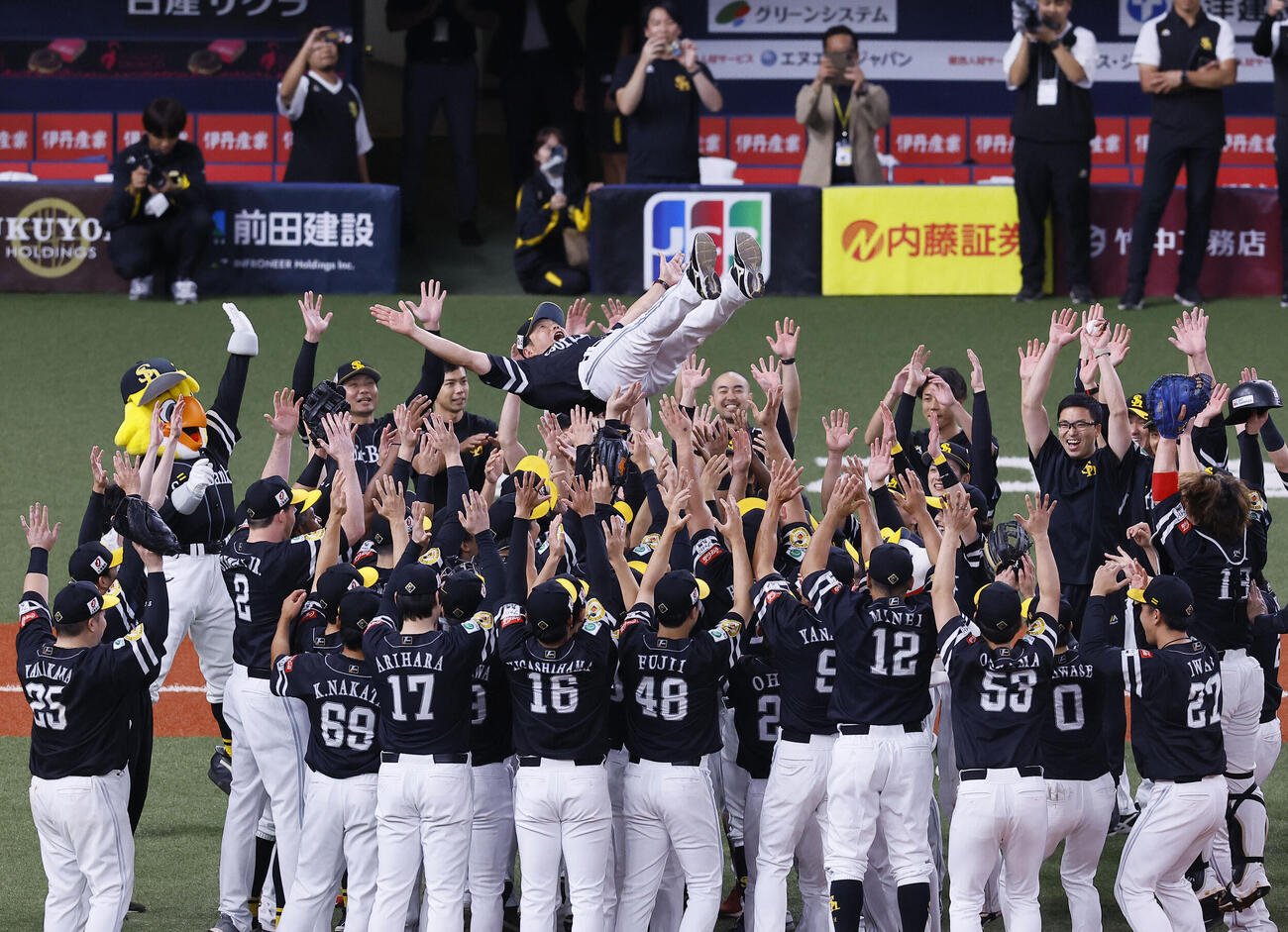 リーグ優勝を決め、胴上げされるソフトバンク小久保監督（2024年9月23日撮影）