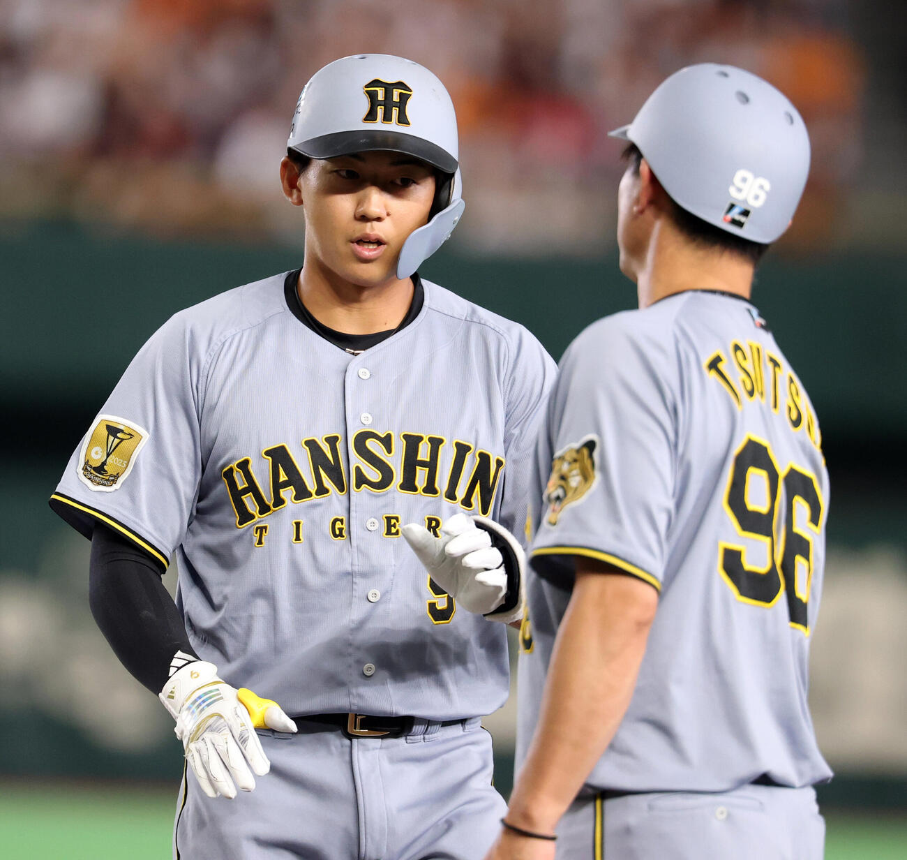 12日巨人戦の3回、阪神立石正広は左前打を放ちハイタッチする