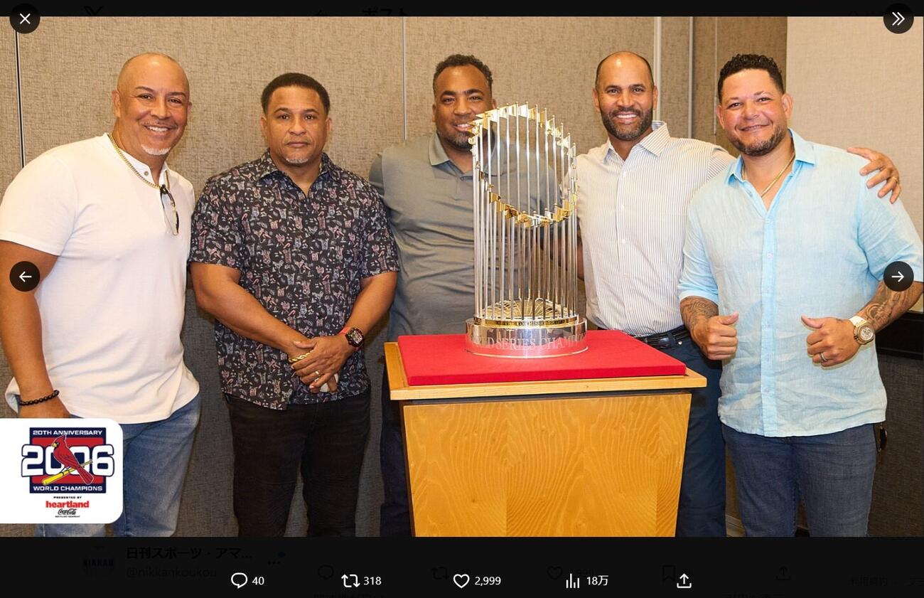 球団公式Xに掲載された、カージナルスOBの記念写真。写真中央はエクトル・ルナ氏、アルバート・プホルス氏（右から2人目）、ヤディエル・モリーナ氏（右端）＝球団公式SNSより