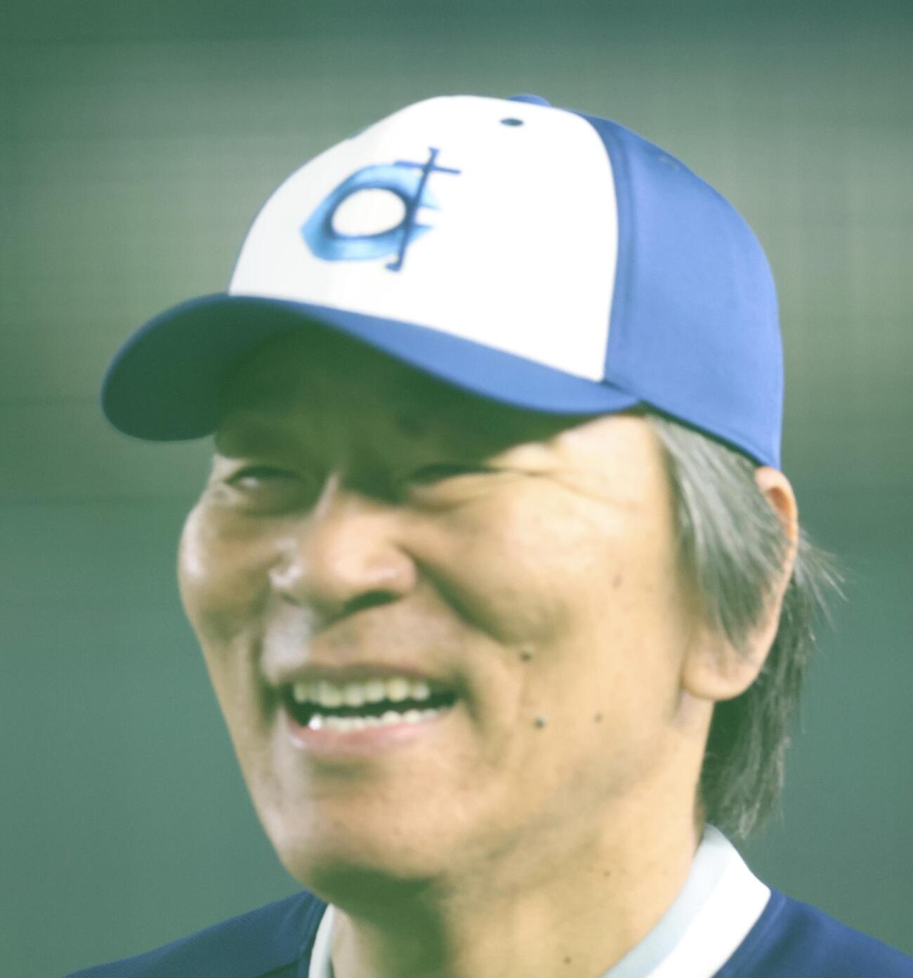 KOBE CHIBEN対高校女子選抜　グラウンドで笑顔の松井秀喜さん(撮影・浅見桂子)