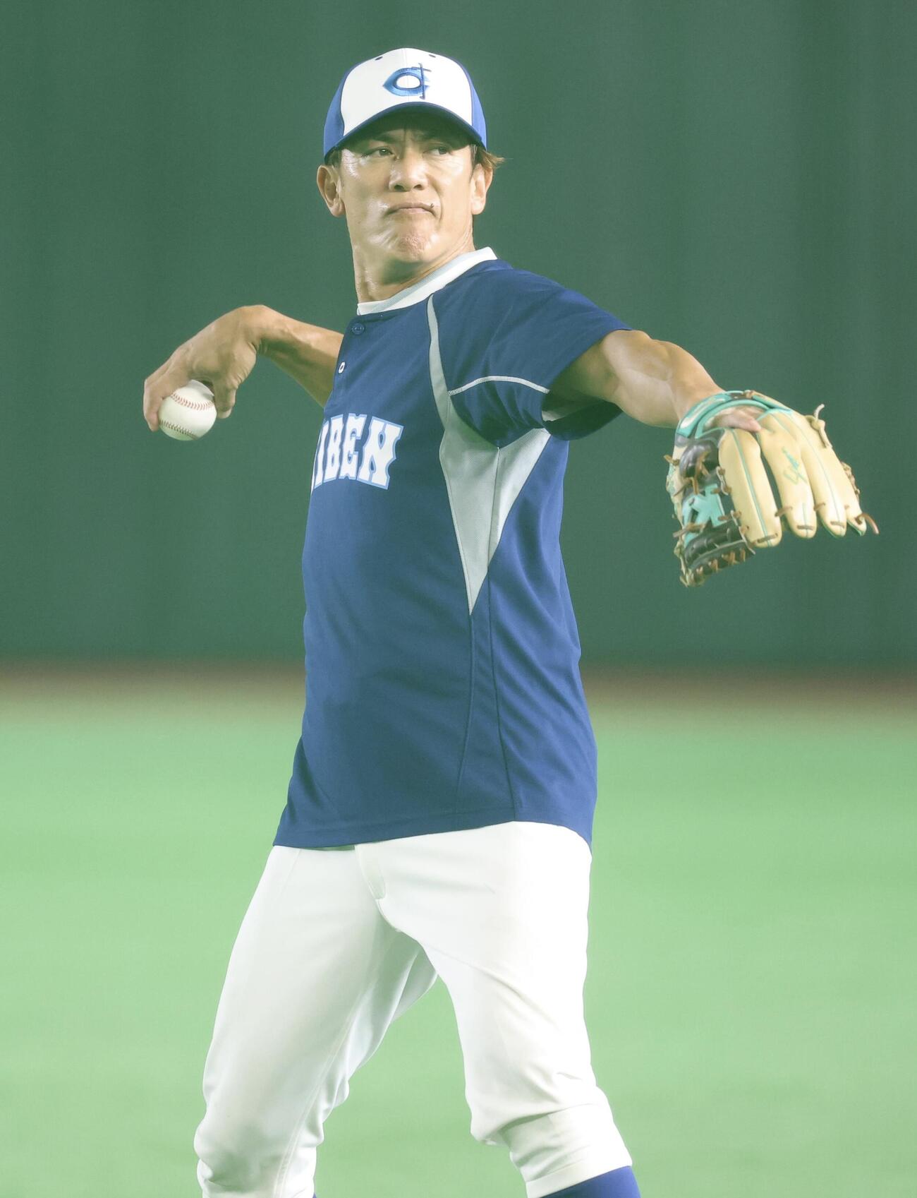 KOBE CHIBEN対高校女子選抜　キャッチボールする松井稼頭央さん(撮影・浅見桂子)