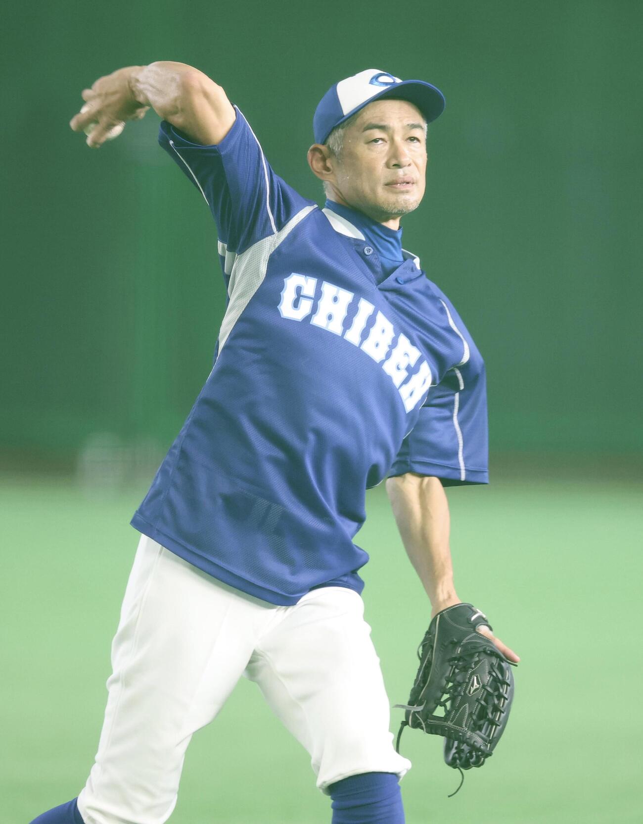 KOBE CHIBEN対高校女子選抜　キャッチボールするイチローさん(撮影・浅見桂子)
