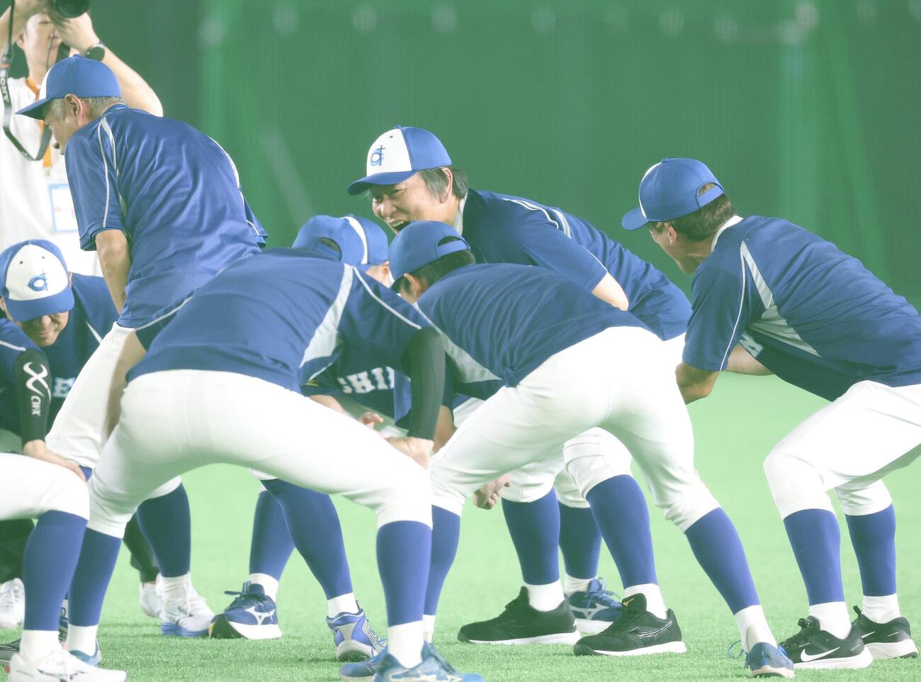 KOBE CHIBEN対高校女子選抜　円陣で声出しする松井秀喜さん(撮影・浅見桂子)