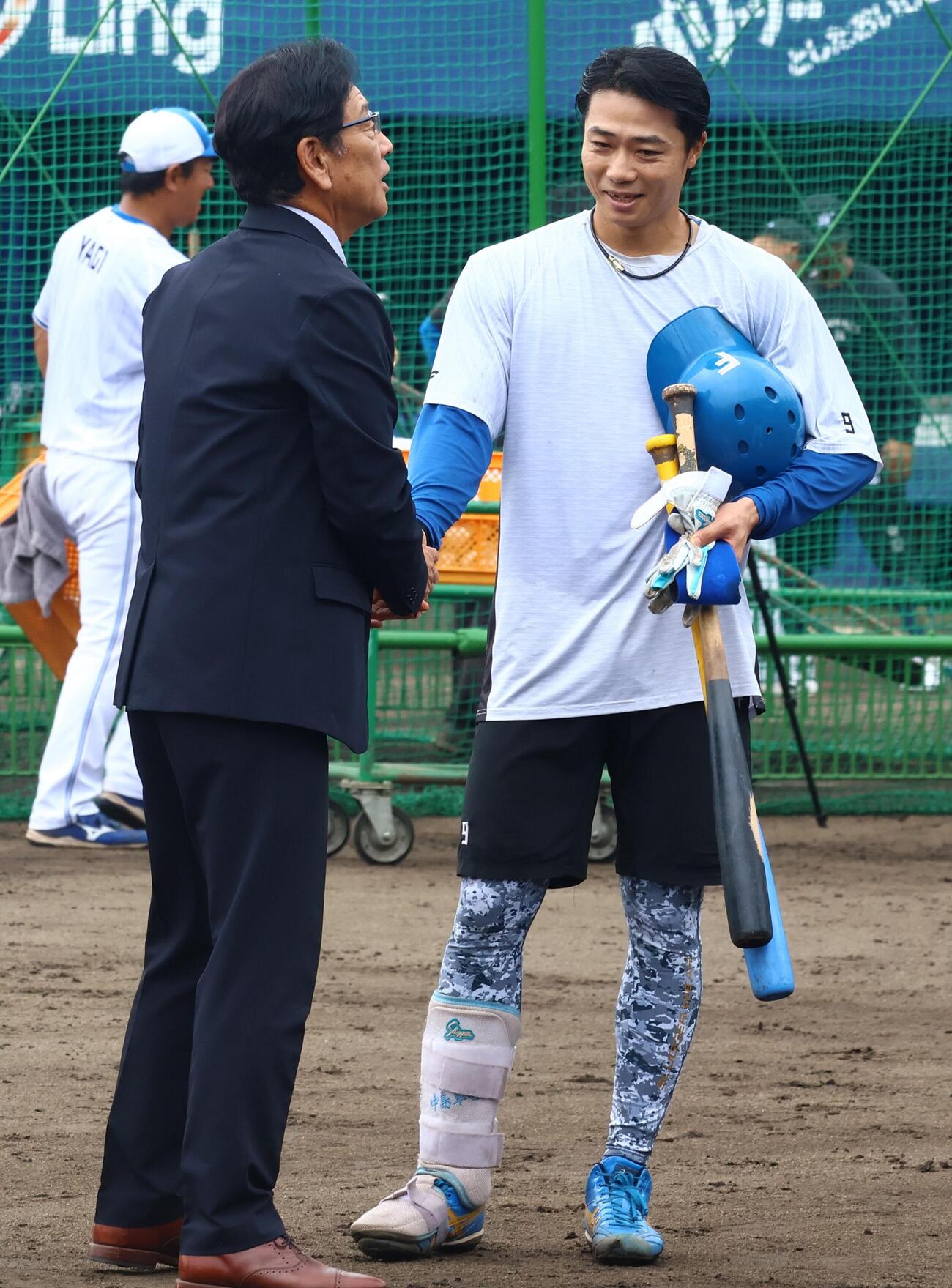 試合前に談笑する日本ハム中島卓也（右）と栗山英樹CBO（撮影・田島優大）
