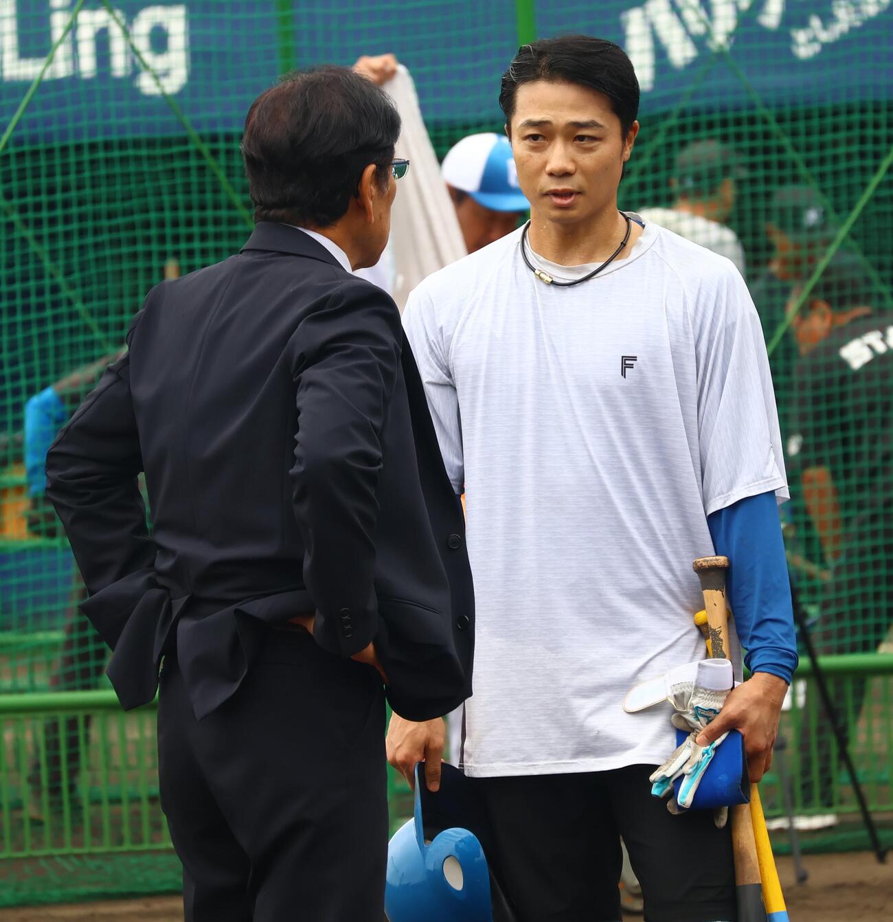 試合前に談笑する日本ハム中島卓也（右）と栗山英樹CBO（撮影・田島優大）