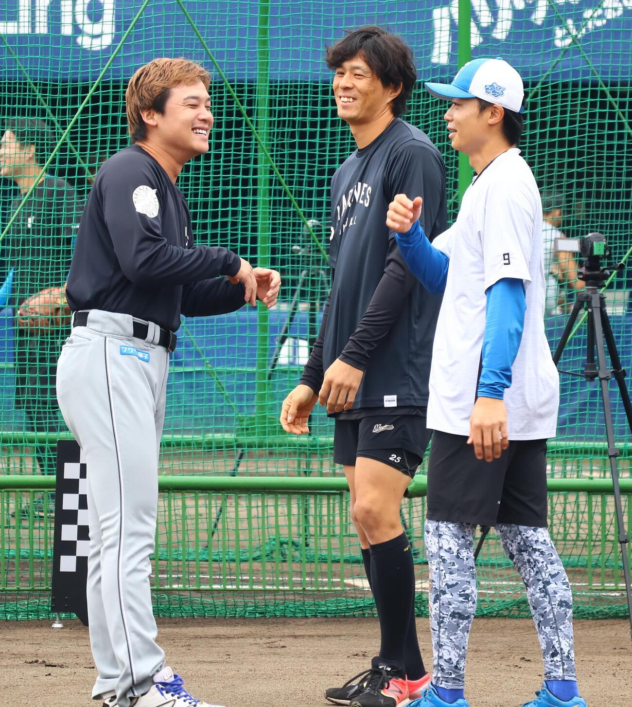 試合前に談笑する、右から日本ハム中島卓也、ロッテ岡大海、石川慎吾（撮影・田島優大）