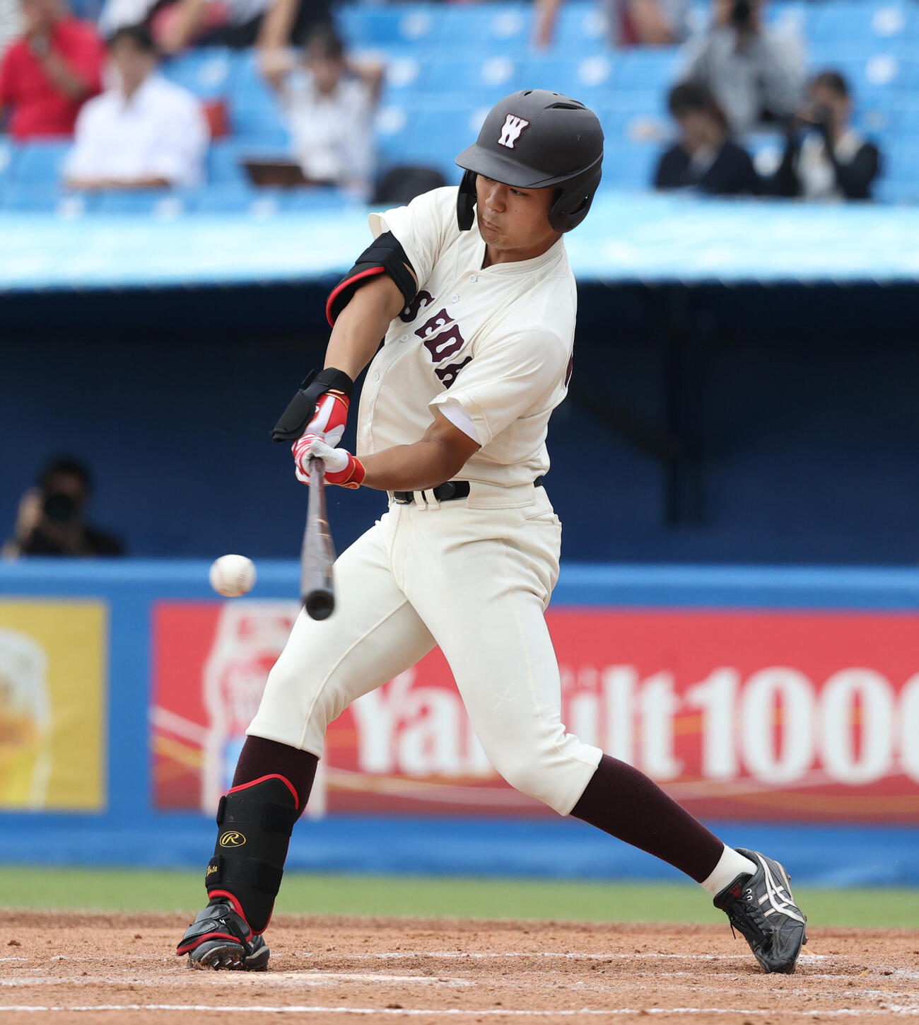 法大対早大　4回裏早大2死満塁、阿部葉太は適時打を放つ（撮影・柴田隆二）
