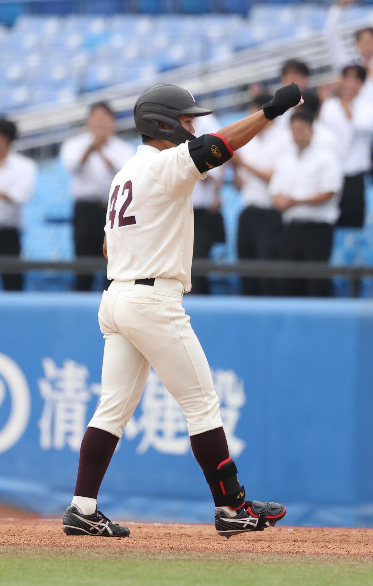 法大対早大　4回裏早大2死満塁、阿部葉太は適時打を放ちガッツポーズする（撮影・柴田隆二）