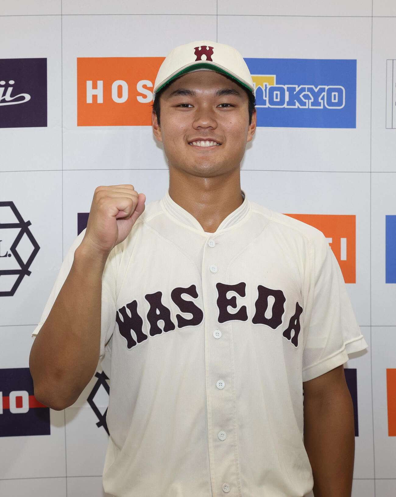法大対早大　活躍した早大・阿部葉太はガッツポーズする（撮影・柴田隆二）