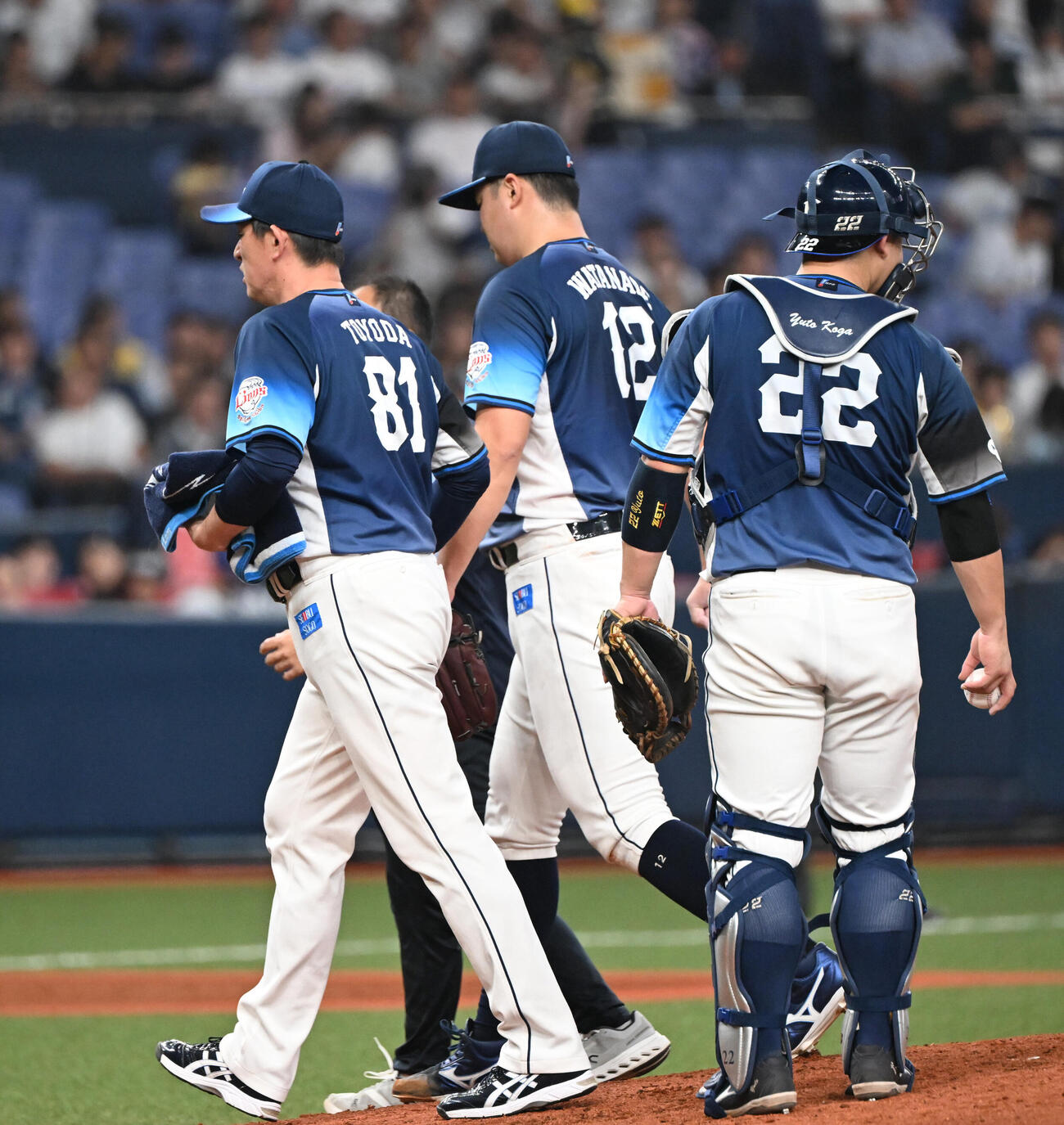 オリックス対西武　4回、治療のためベンチに戻る西武渡辺勇太朗。そのまま降板となった（2026年9月11日撮影）