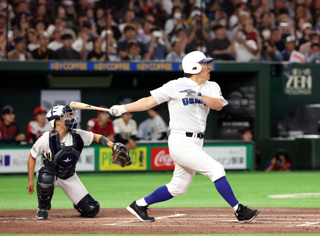 KOBE CHIBEN対高校女子選抜　2回裏KOBE CHIBEN無死、松井秀喜さんは二塁打を放つ（撮影・浅見桂子）