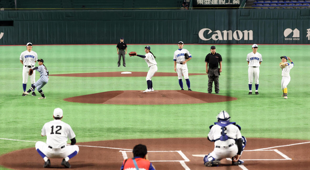KOBE CHIBEN対高校女子選抜　始球式に登場した熊本県の女子選手3人を後方から見つめる、左から松井秀喜さん、イチローさん、松井稼頭央さん（撮影・浅見桂子）