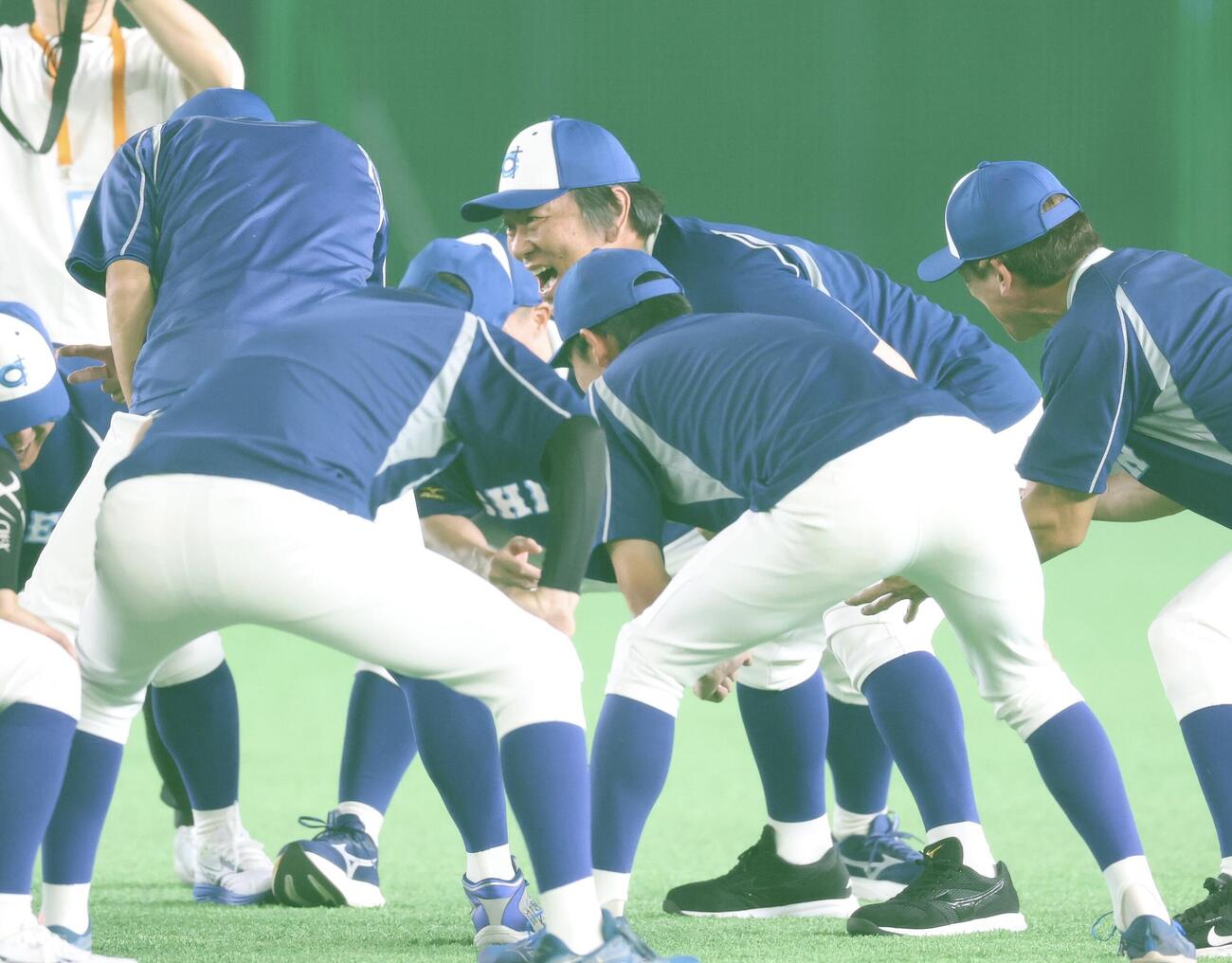 KOBE CHIBEN対高校女子選抜　円陣で声出しする松井秀喜さん(撮影・浅見桂子)