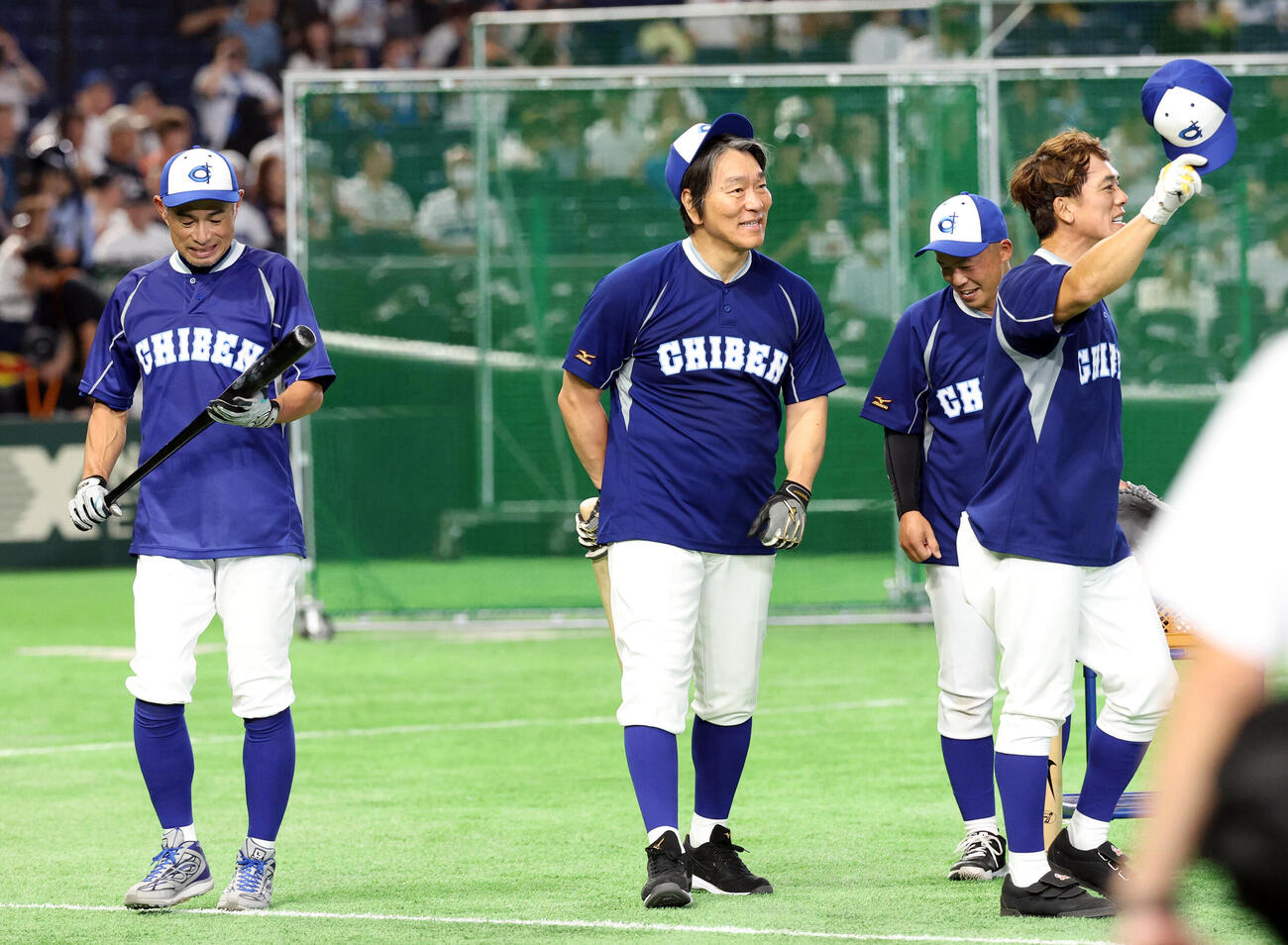 KOBE CHIBEN対高校女子選抜　練習を終えスタンドにあいさつする、左からイチローさん、松井秀喜さん、松井稼頭央さん（撮影・浅見桂子）