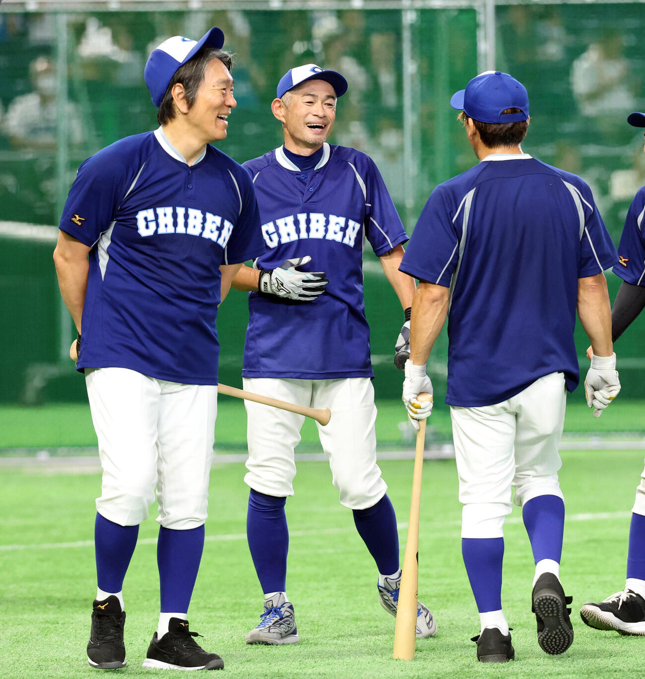 KOBE CHIBEN対高校女子選抜　練習を終え笑顔で話す、左から松井秀喜さん、松井稼頭央さん、イチローさん（撮影・浅見桂子）