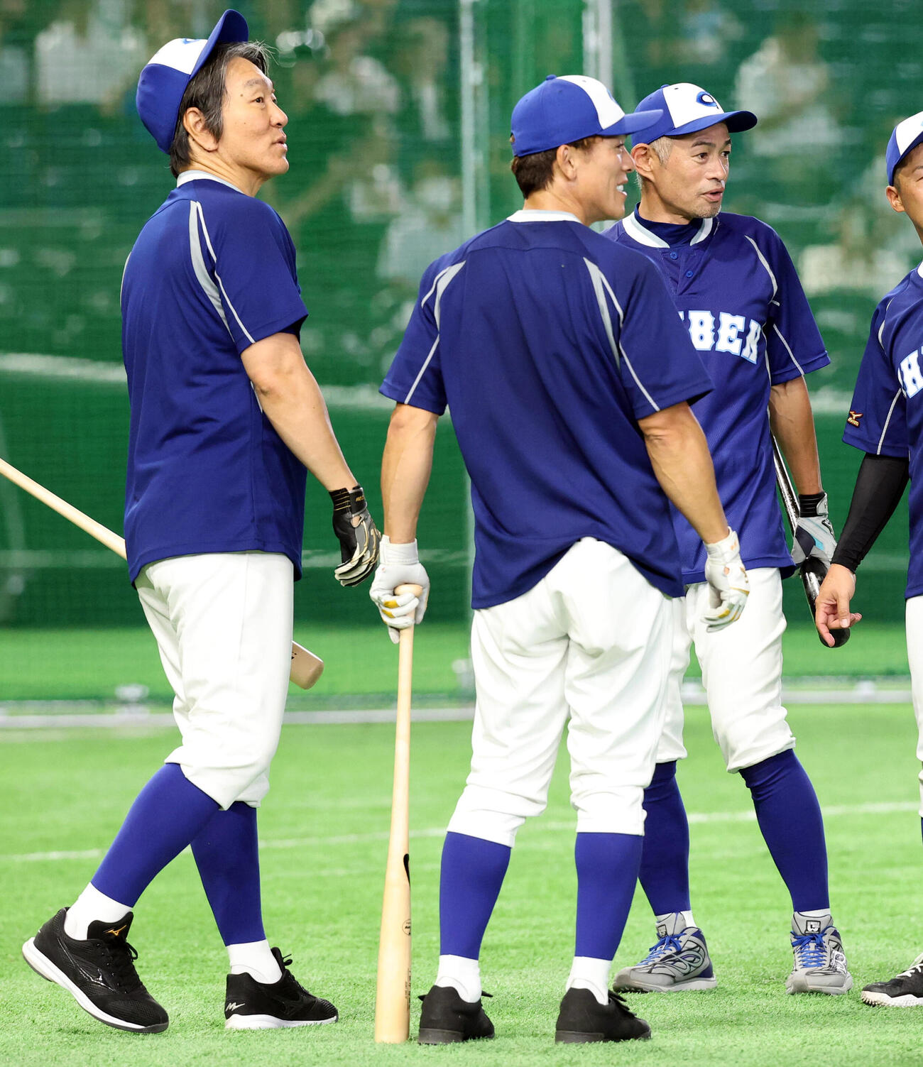 KOBE CHIBEN対高校女子選抜　練習を終え笑顔で話す、左から松井秀喜さん、松井稼頭央さん、イチローさん（撮影・浅見桂子）