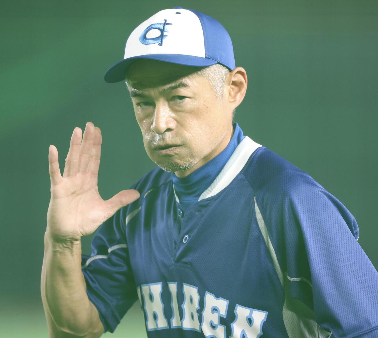 KOBE CHIBEN対高校女子選抜　スタンドにあいさつするイチローさん(撮影・浅見桂子)