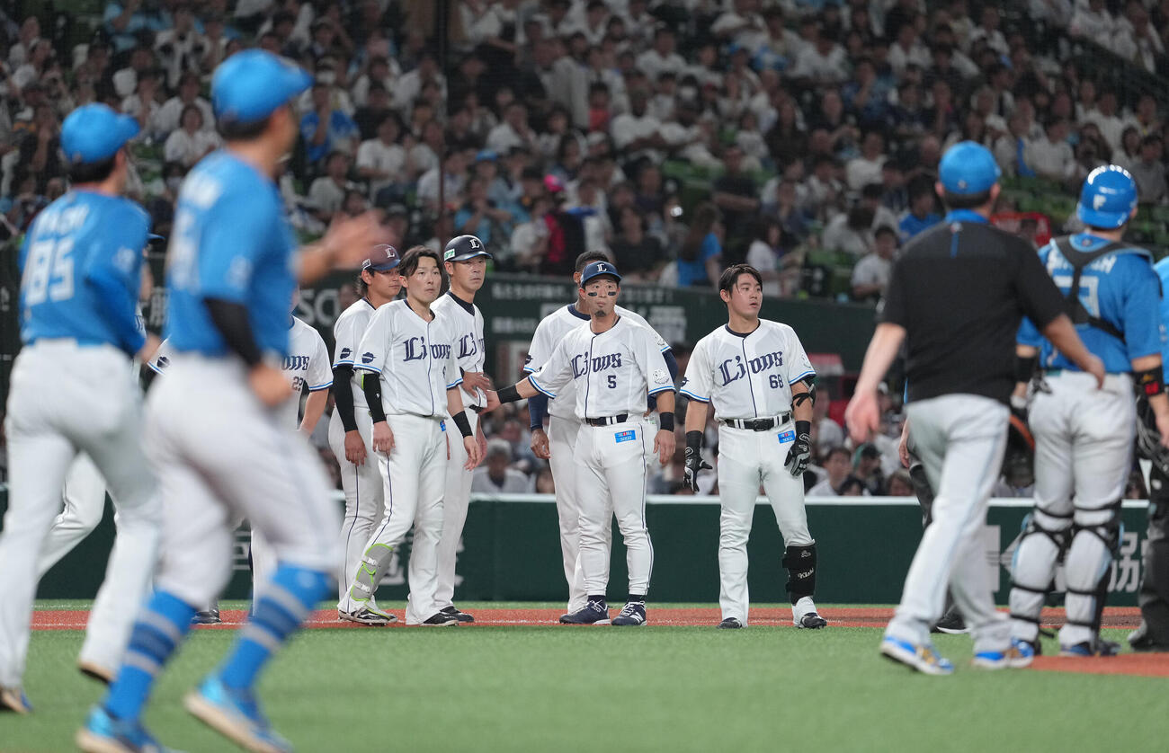 12日　西武対日本ハム　5回途中、両軍が一触即発の状況となり制止される西武の黒田哲史コーチ