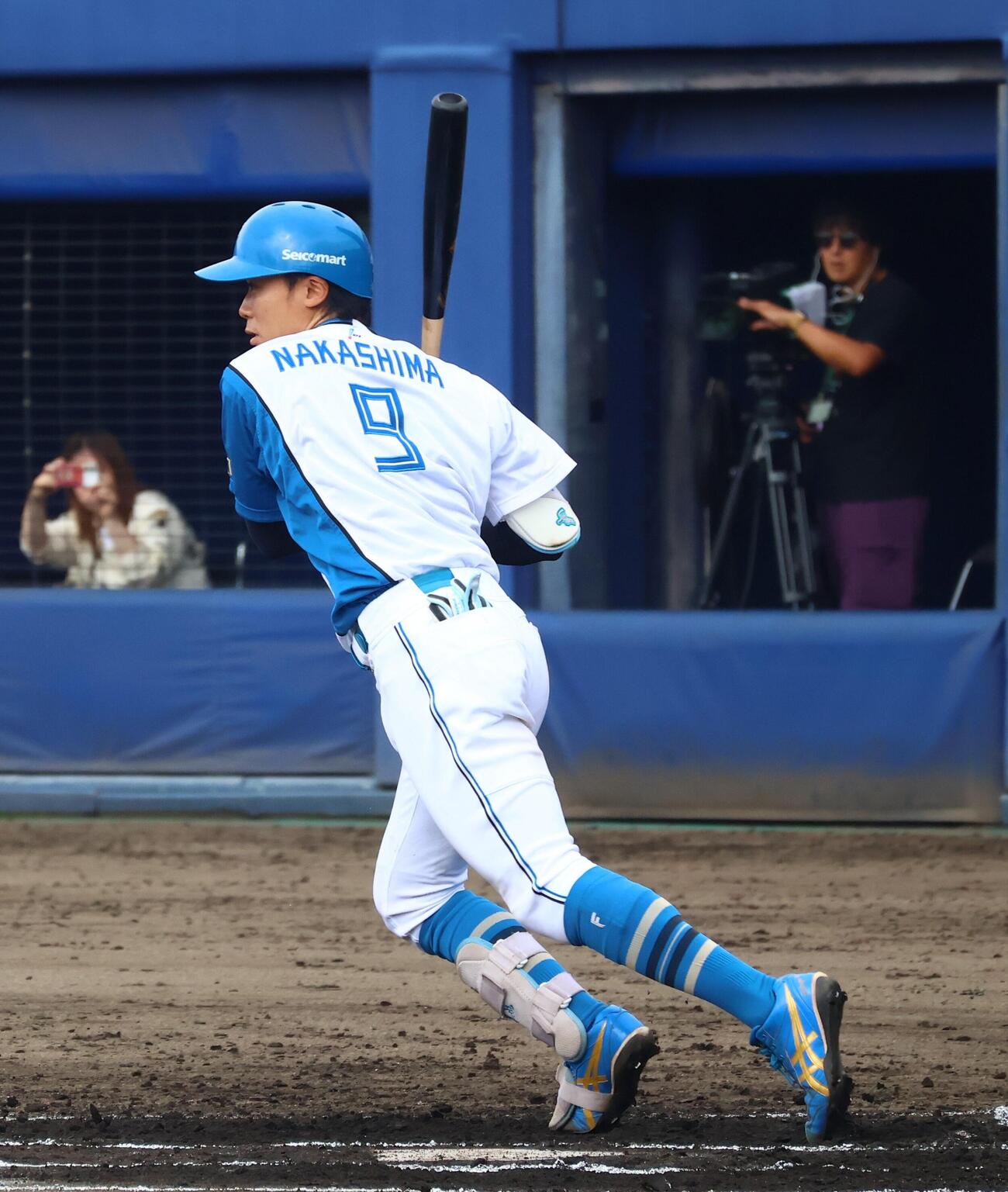 6回、中前打を放つ日本ハム中島卓也（撮影・田島優大）