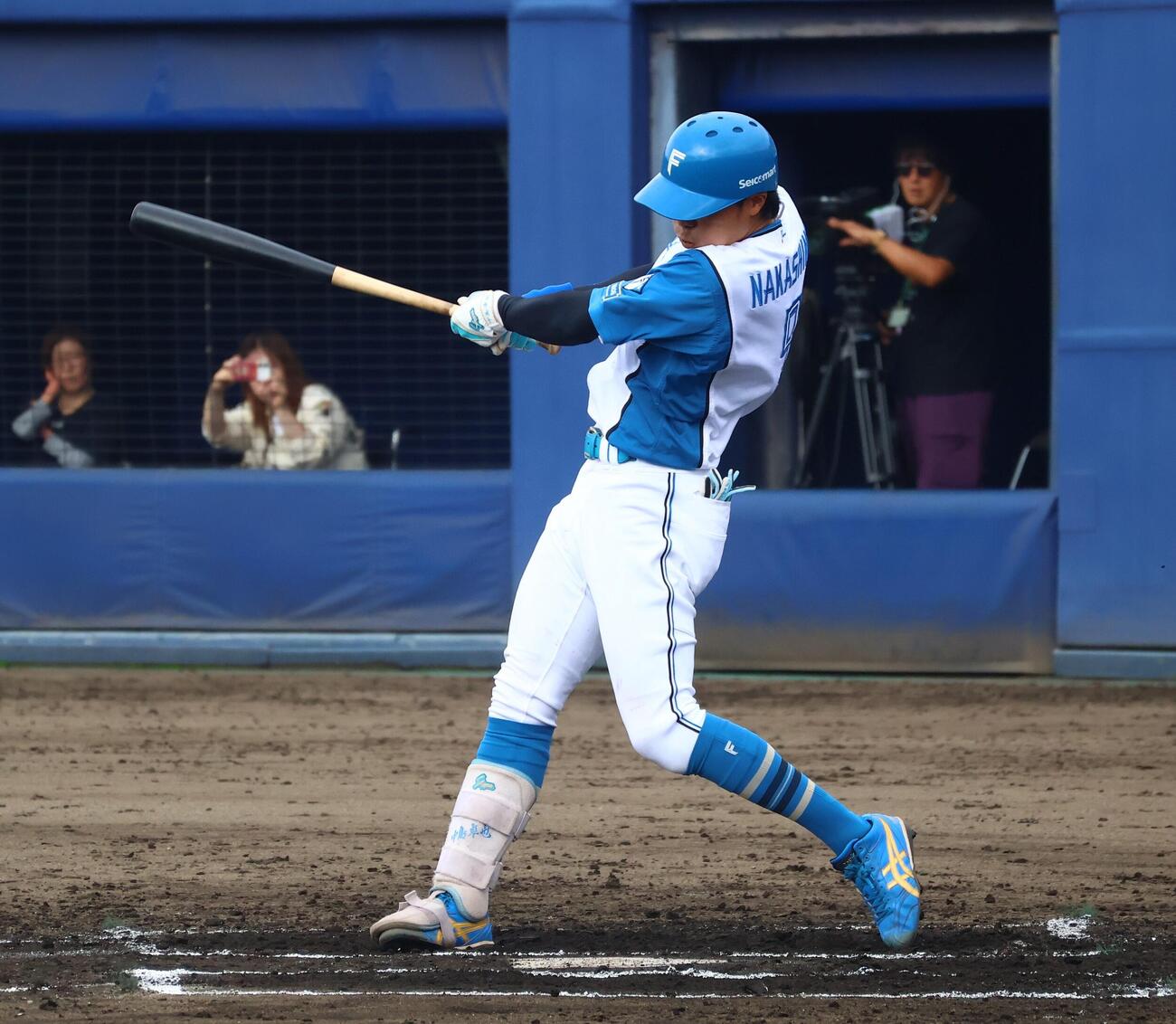 6回、中前打を放つ日本ハム中島卓也（撮影・田島優大）