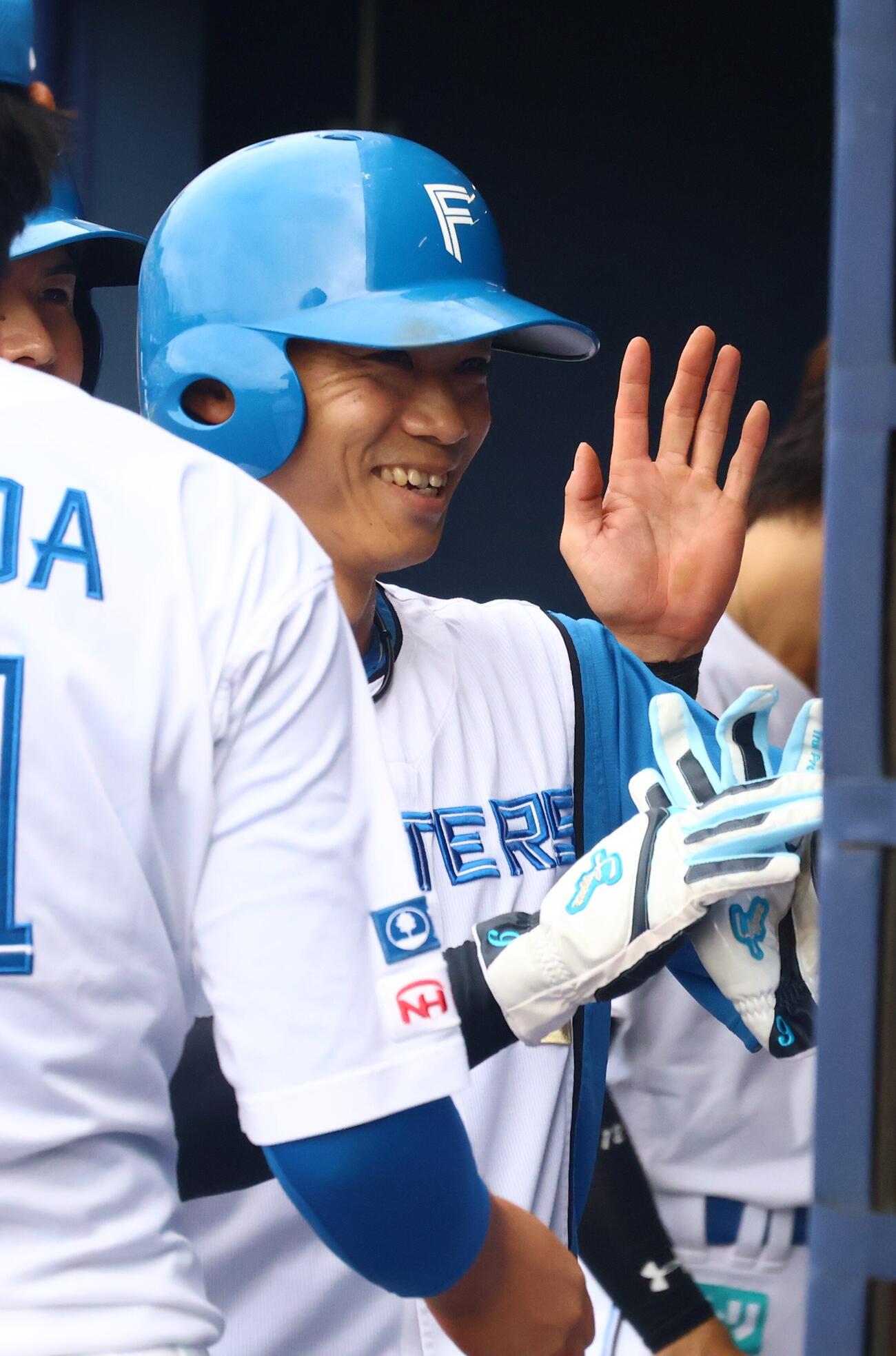 笑顔でベンチに戻る日本ハム中島卓也（撮影・田島優大）