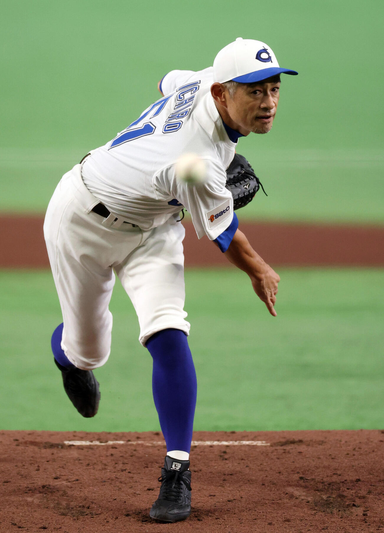 KOBE CHIBEN対高校女子選抜　KOBE CHIBEN先発のイチローさん（撮影・浅見桂子）