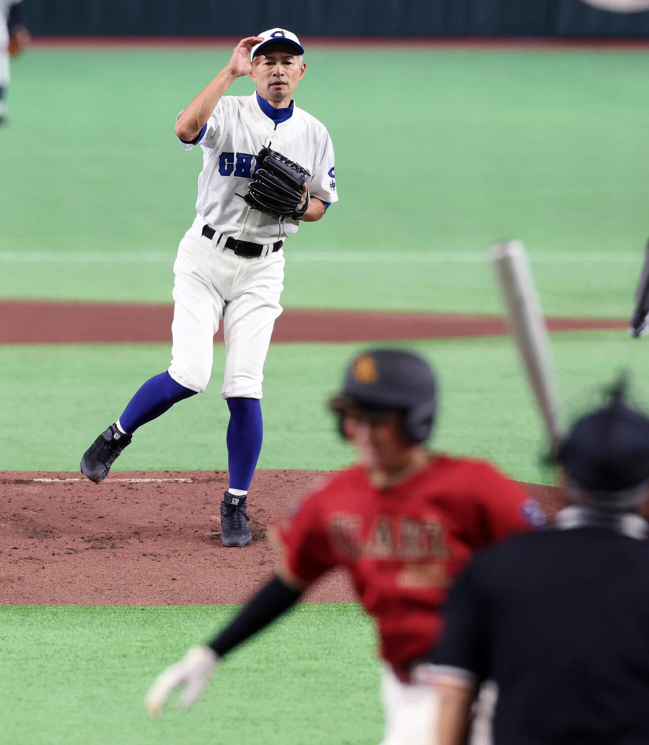 KOBE CHIBEN対高校女子選抜　1回表高校女子選抜無死二塁、伊藤結月を三振にとるイチローさん（撮影・浅見桂子）