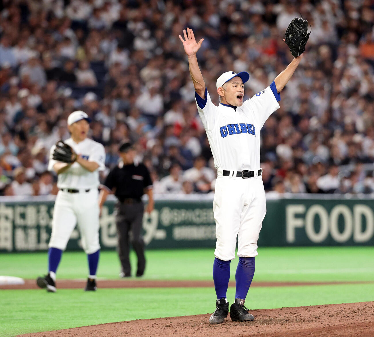 KOBE CHIBEN対高校女子選抜　7回表高校女子選抜1死、城間心彩の打球を外野手が好捕しバンザイで喜ぶイチローさん。後方は松井秀喜さん（撮影・浅見桂子）