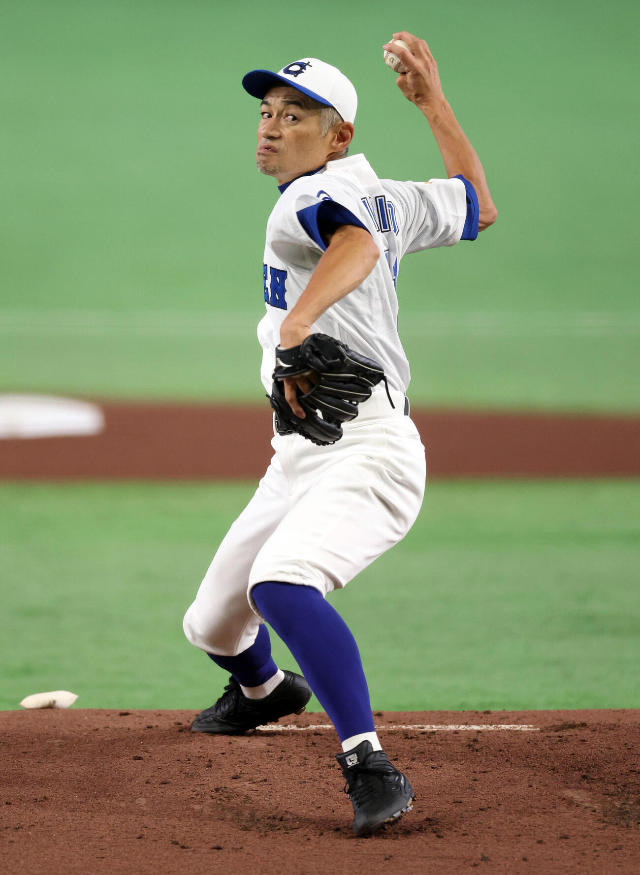 KOBE CHIBEN対高校女子選抜　1回表高校女子選抜の攻撃で投げ込むイチローさん（撮影・浅見桂子）