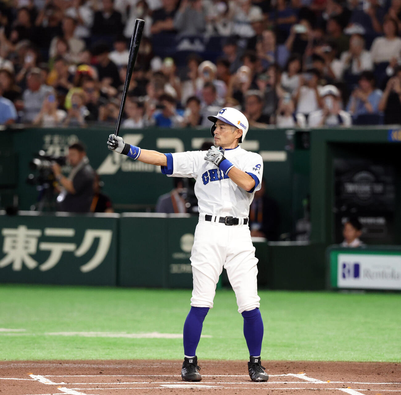 KOBE CHIBEN対高校女子選抜　1回裏KOBE CHIBEN無死、打席に立ったイチローさん（撮影・浅見桂子）