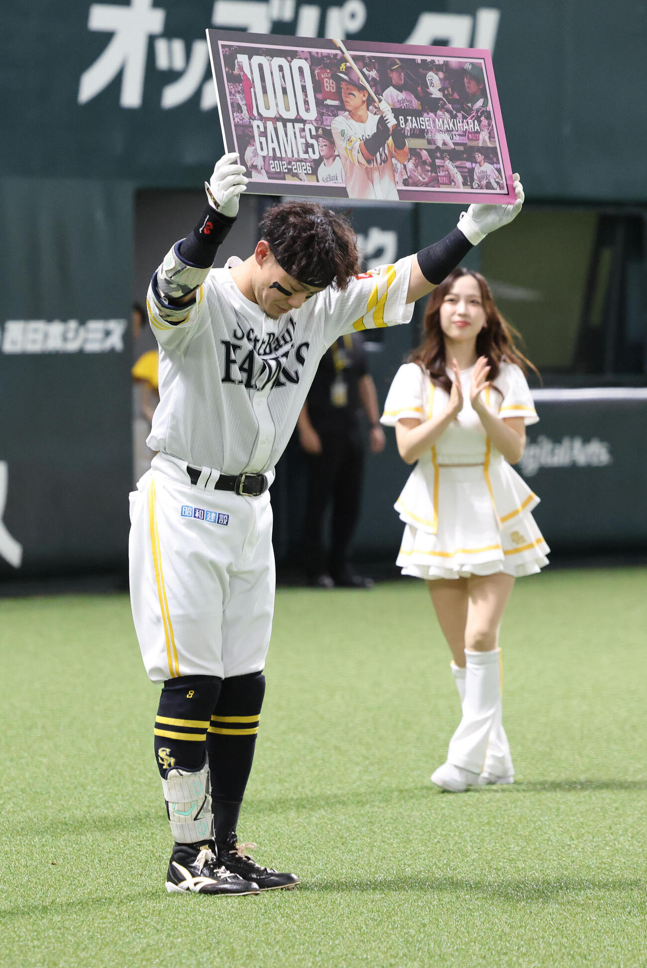 ソフトバンク対ロッテ　通算1000試合を達成した牧原大成は記念ボードを掲げあいさつ（撮影・梅根麻紀）
