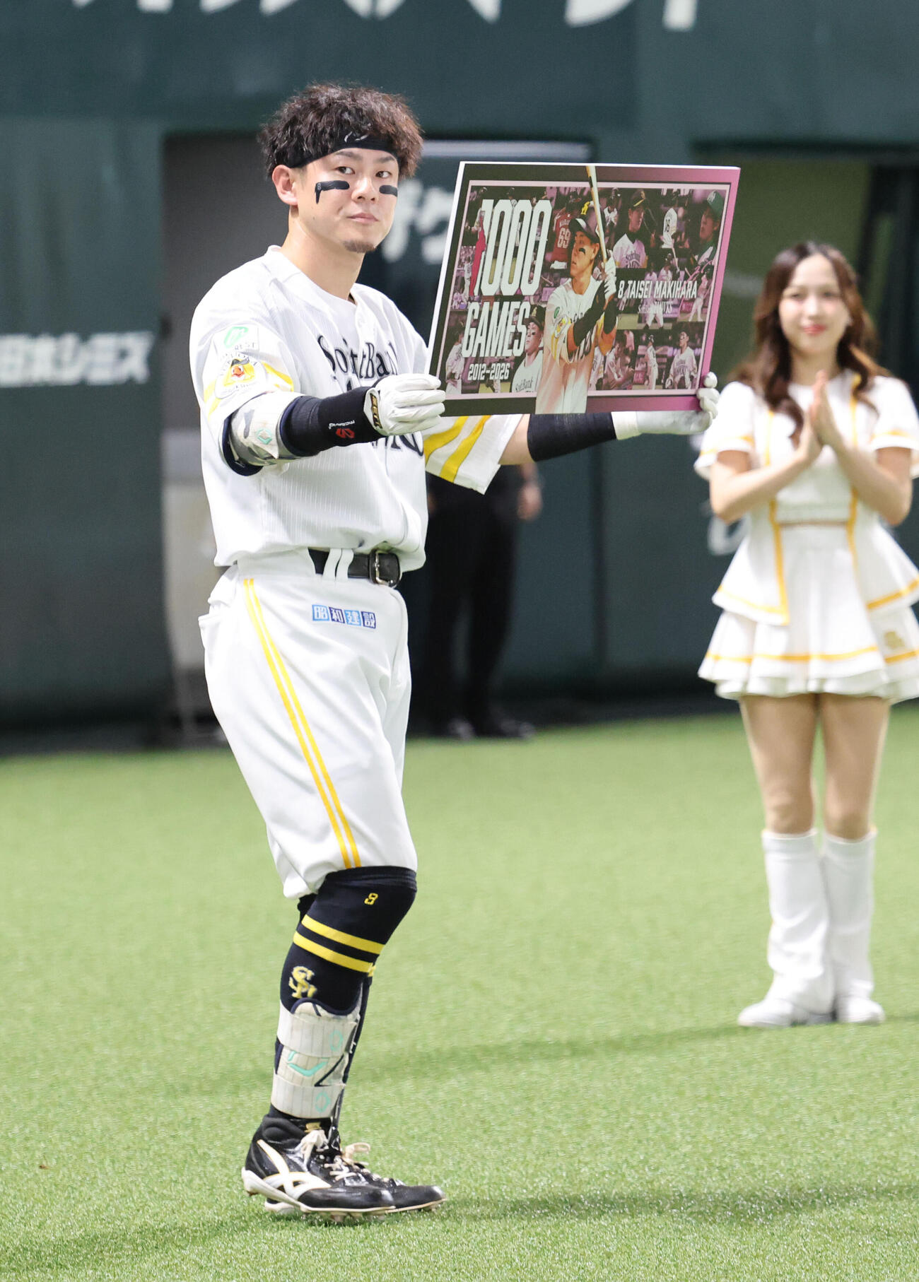 ソフトバンク対ロッテ　通算1000試合を達成した牧原大成は記念ボードを掲げあいさつ（撮影・梅根麻紀）