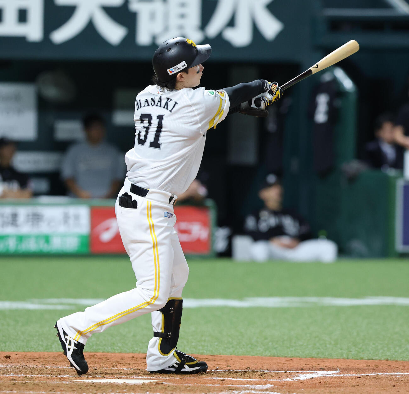 ソフトバンク対ロッテ　4回裏ソフトバンク1死二塁、正木智也は左越えに2点本塁打を放つ（撮影・梅根麻紀）