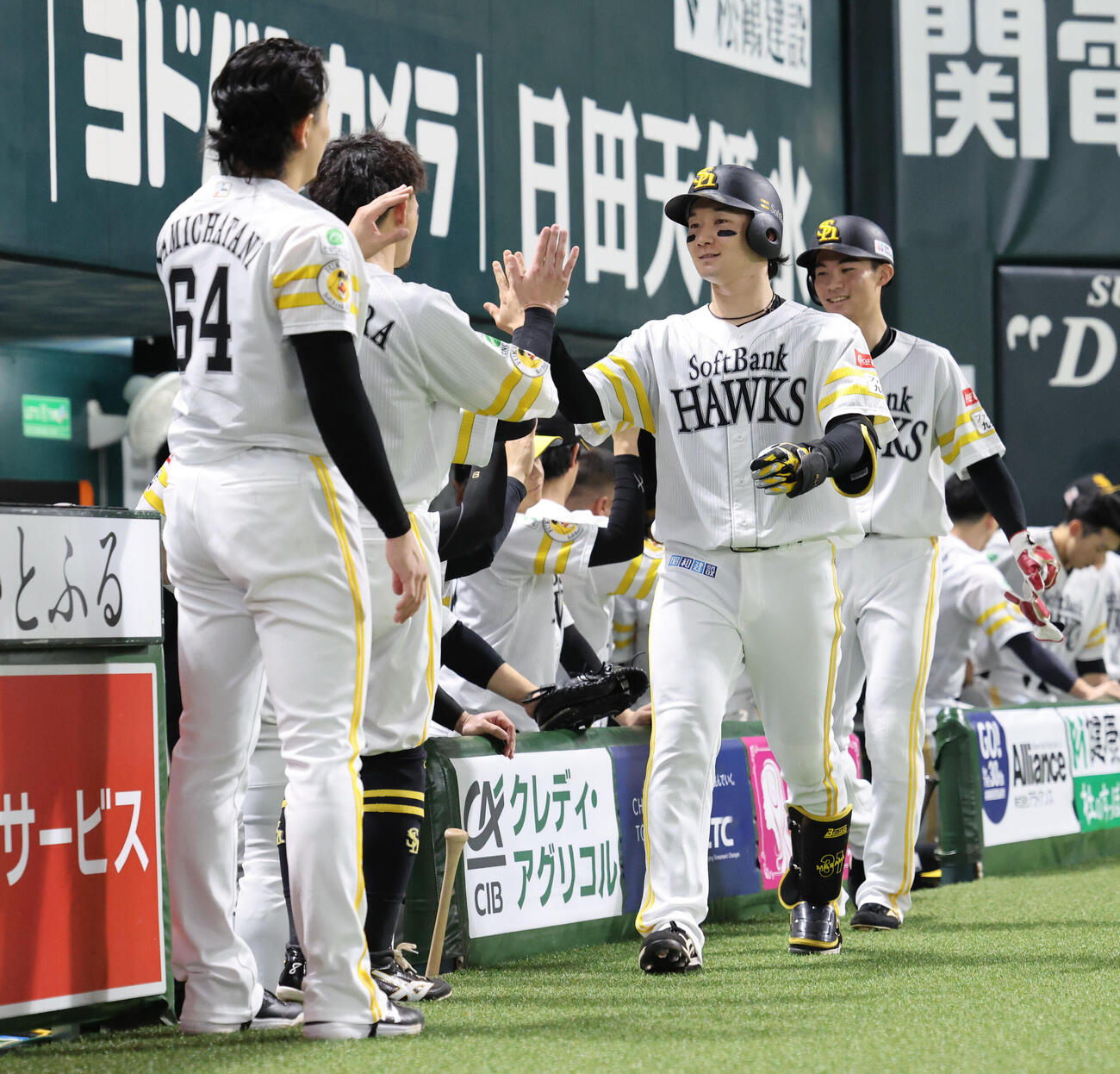 ソフトバンク対ロッテ　4回裏ソフトバンク1死二塁、正木智也は左越えに2点本塁打を放ちベンチのナインとハイタッチ（撮影・梅根麻紀）