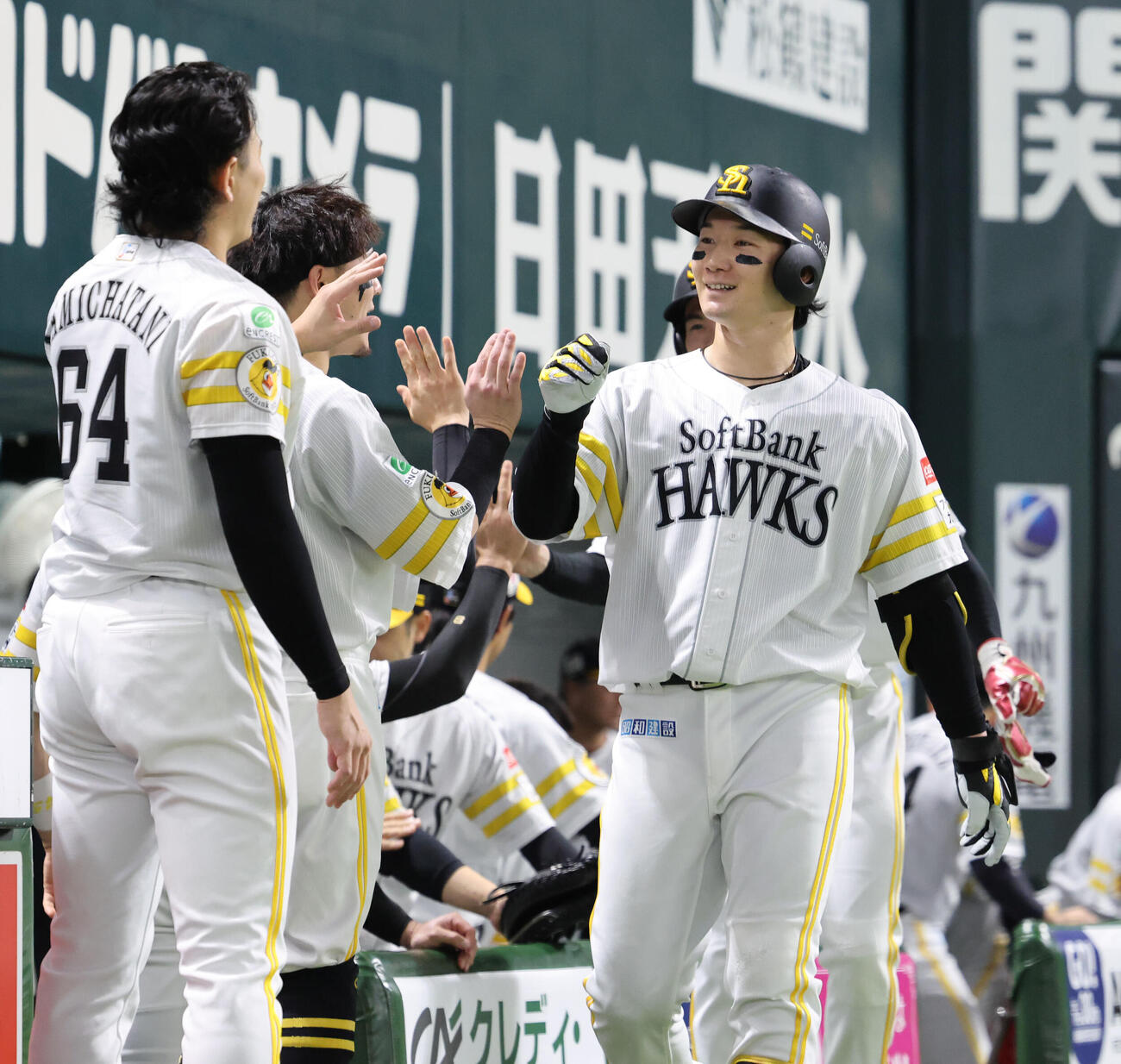 ソフトバンク対ロッテ　4回裏ソフトバンク1死二塁、正木智也は左越えに2点本塁打を放ちベンチのナインとハイタッチ（撮影・梅根麻紀）