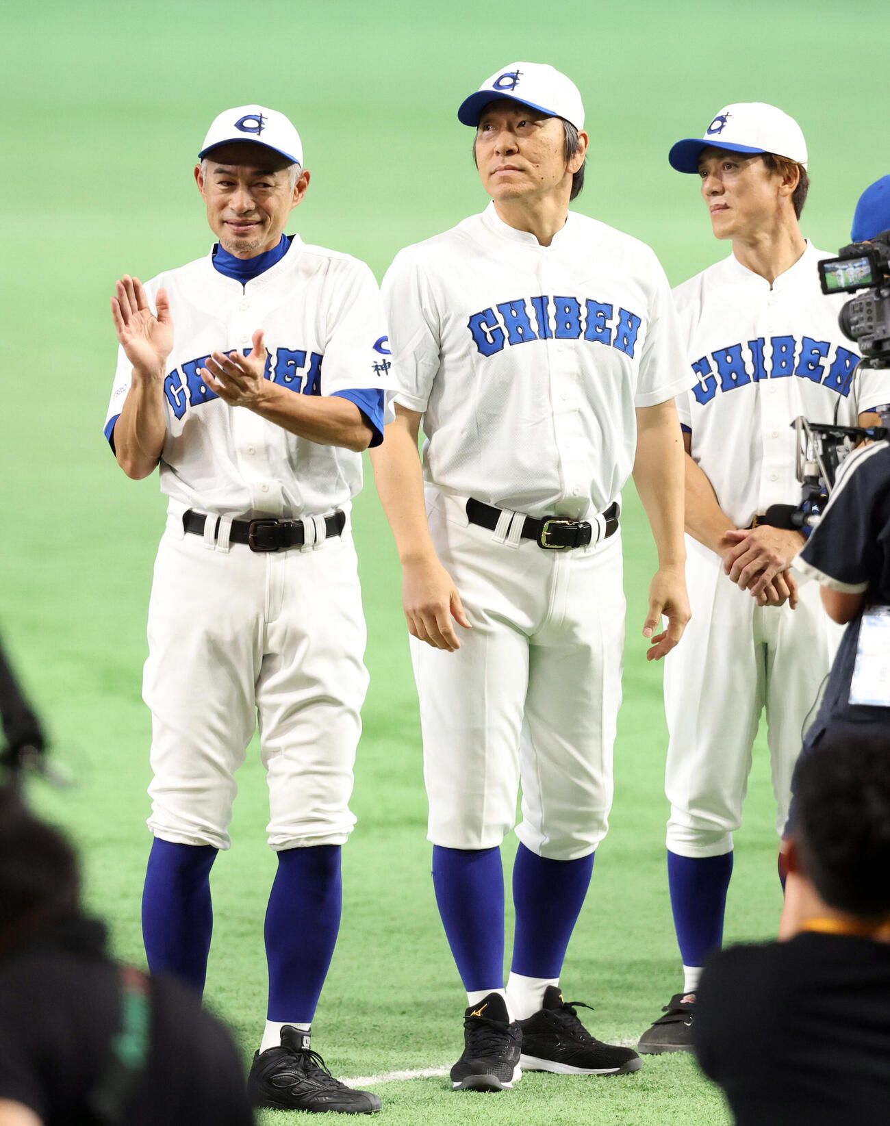 KOBE CHIBEN対高校女子選抜　開会セレモニーで整列する、左からイチローさん、松井秀喜さん、松井稼頭央さん（撮影・浅見桂子）