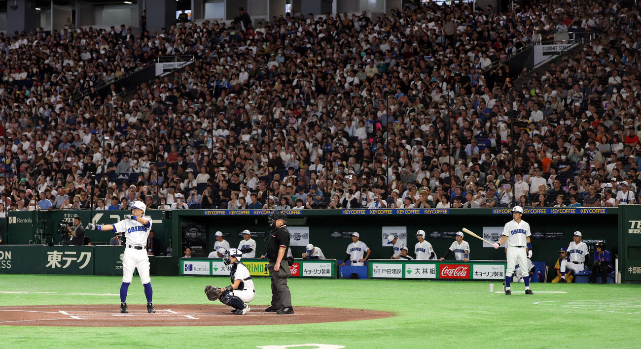 KOBE CHIBEN対高校女子選抜　1回裏KOBE CHIBEN無死、打席に立ったイチローさん（撮影・浅見桂子）