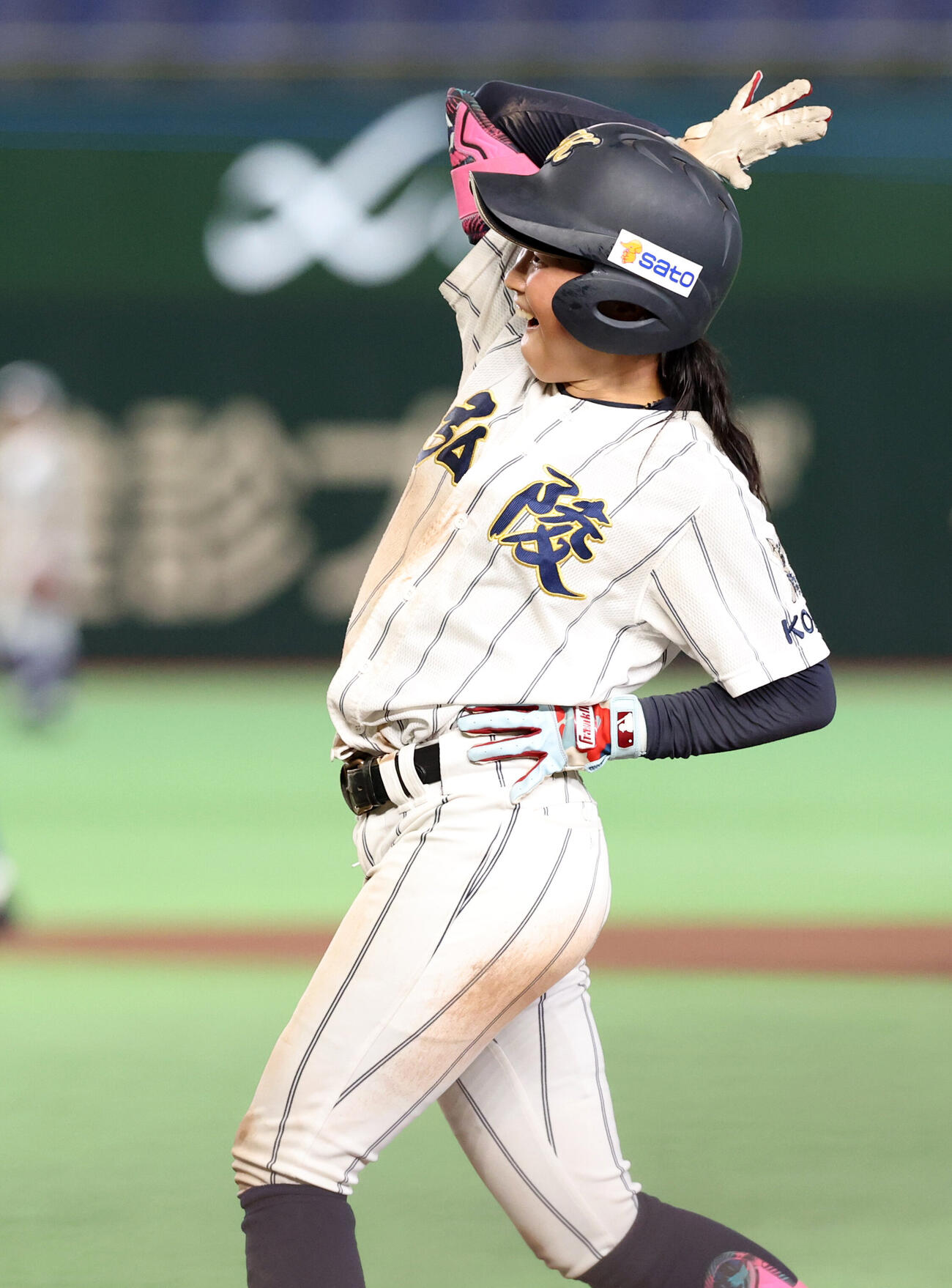 KOBE CHIBEN対高校女子選抜　6回表高校女子選抜無死、福田稟は相手悪送球を誘う打撃で出塁しポーズ（撮影・浅見桂子）