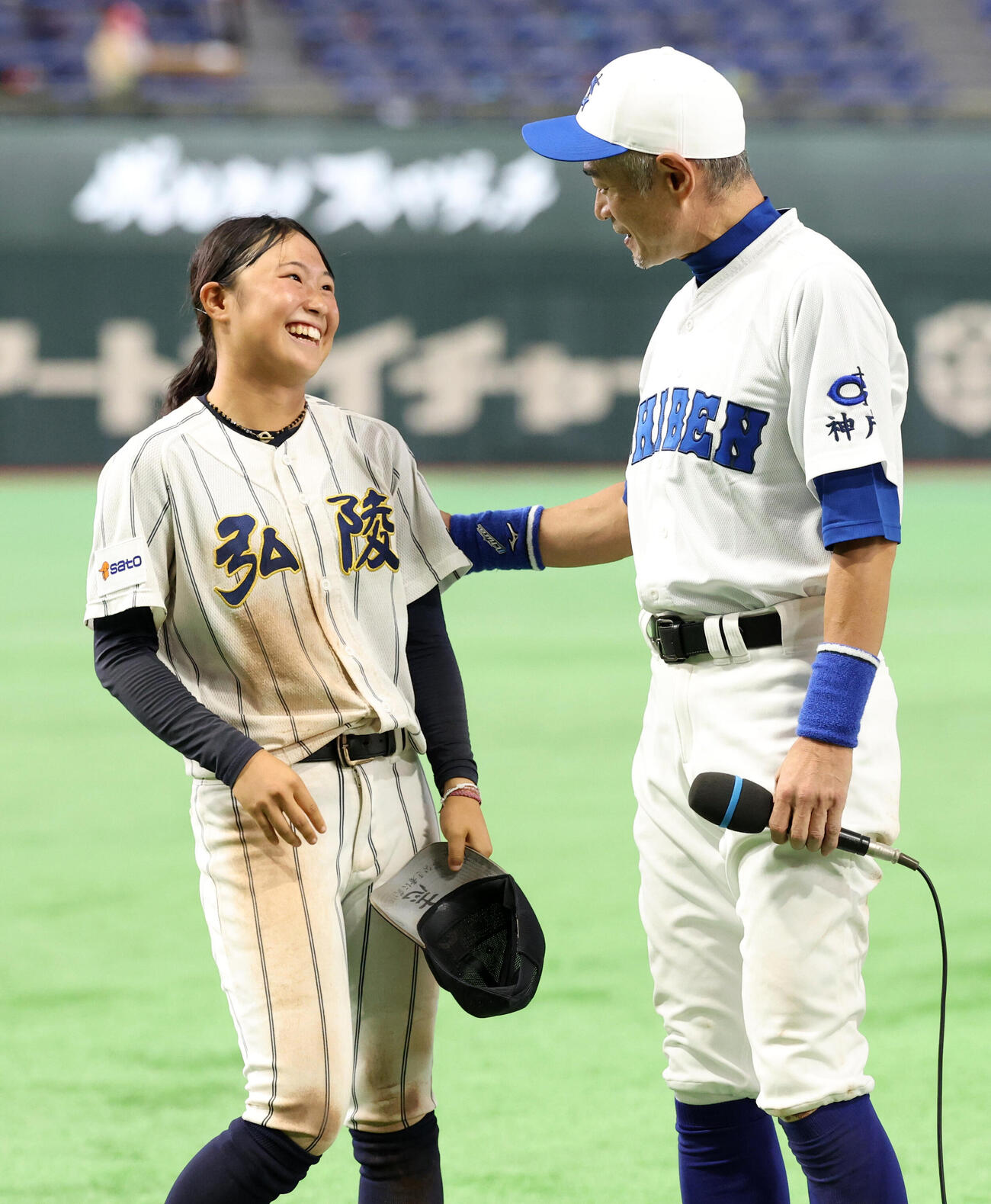 KOBE CHIBEN対高校女子選抜　終了後のインタビューで福田稟に声かけをかけるイチローさん（撮影・浅見桂子）