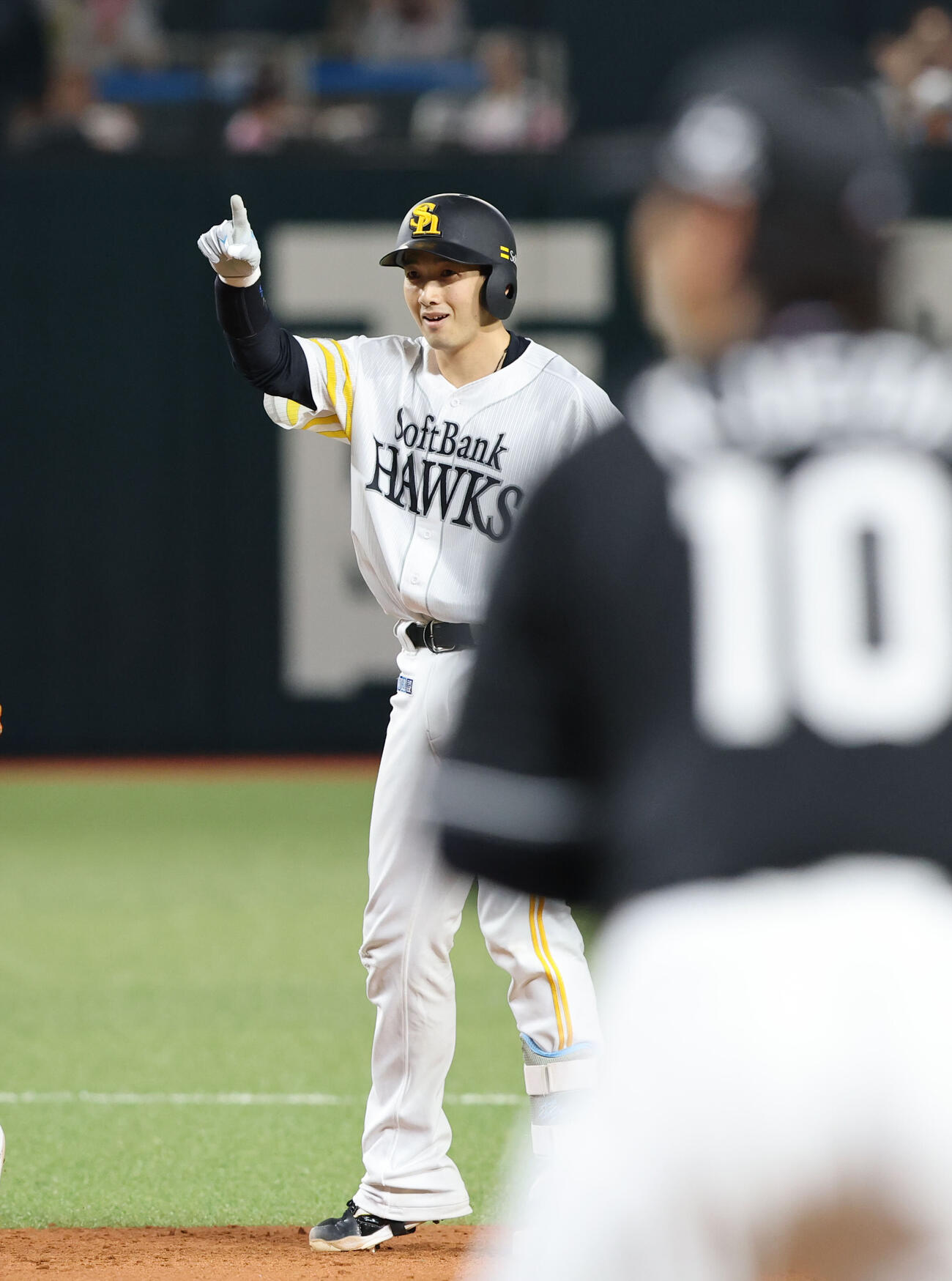 ソフトバンク対ロッテ　3回裏ソフトバンク2死満塁、山本祐大は右越えに勝ち越し適時二塁打を放ちベンチにアピール（撮影・梅根麻紀）