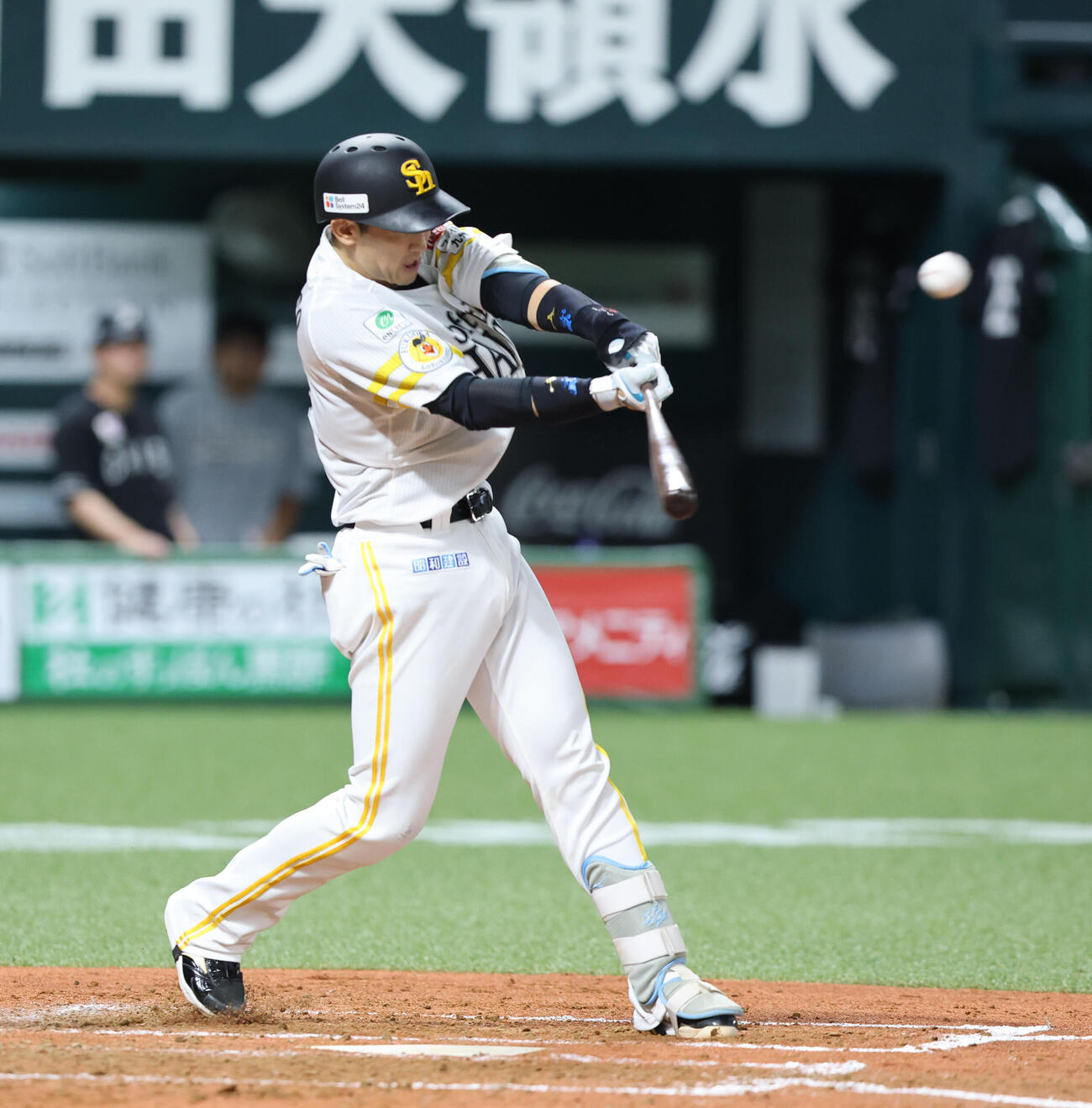 ソフトバンク対ロッテ　3回裏ソフトバンク2死満塁、山本祐大は右越えに勝ち越し適時二塁打を放つ（撮影・梅根麻紀）