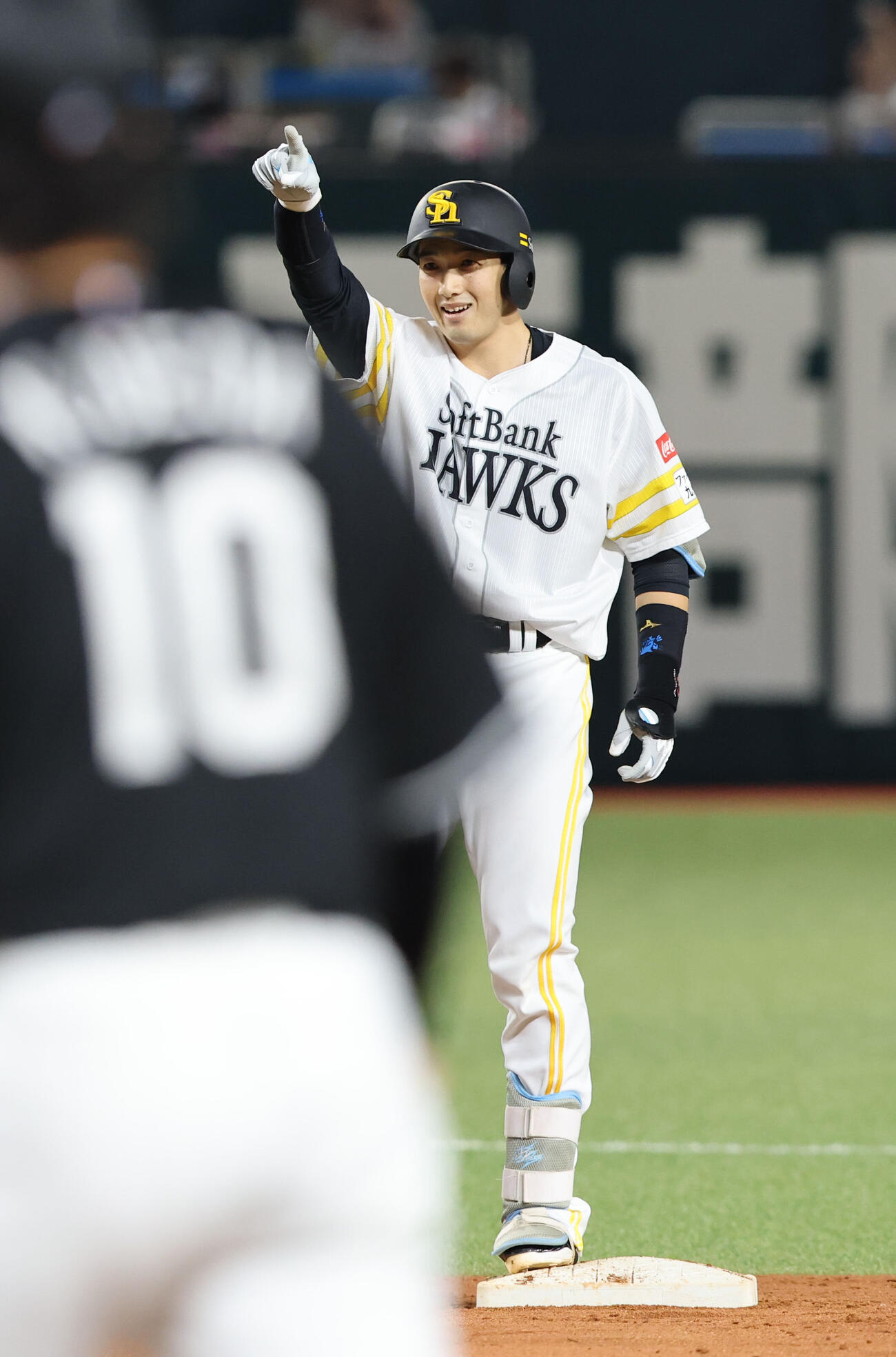 ソフトバンク対ロッテ　3回裏ソフトバンク2死満塁、山本祐大は右越えに勝ち越し適時二塁打を放ちベンチにアピール（撮影・梅根麻紀）