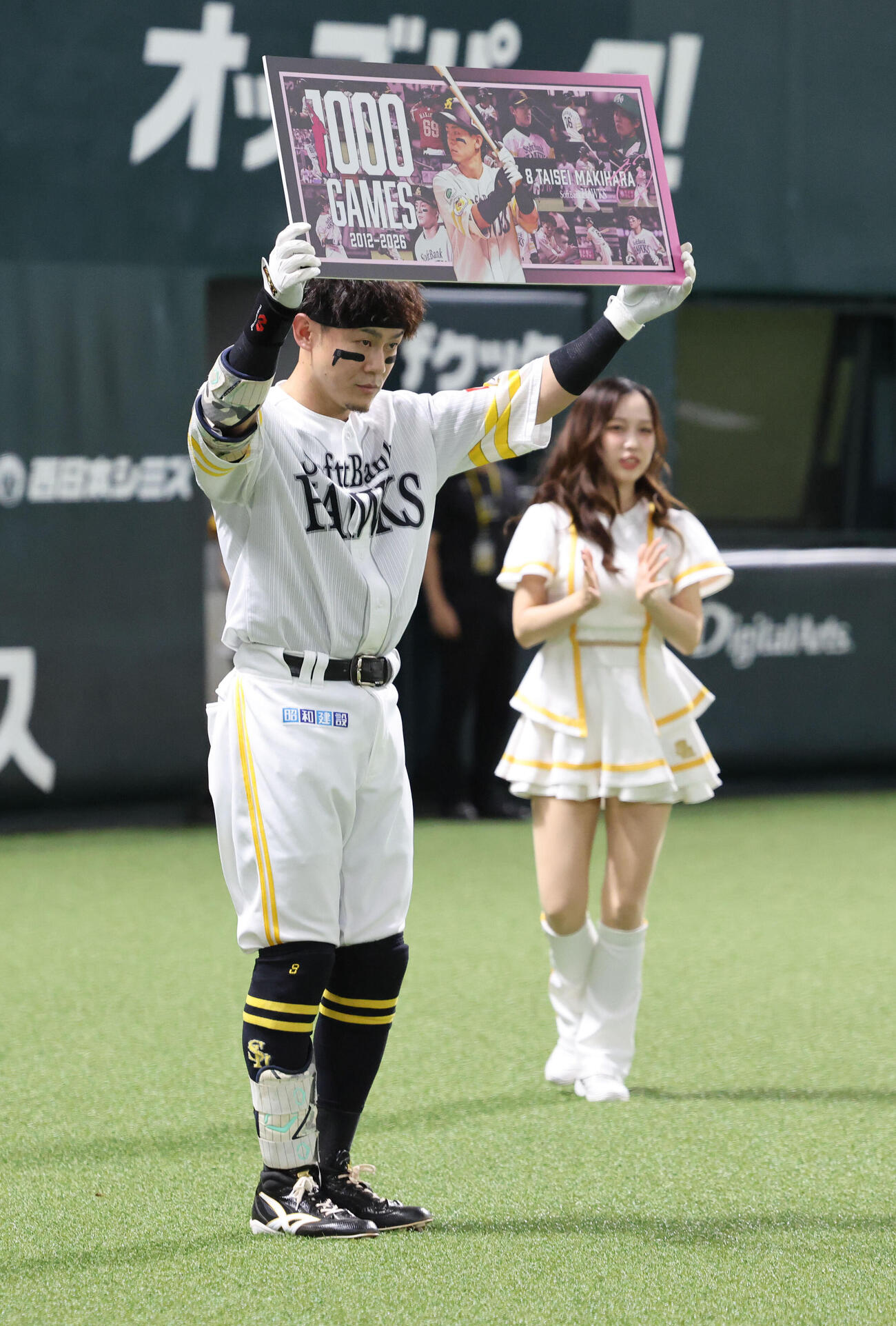 ソフトバンク対ロッテ　通算1000試合を達成した牧原大成は記念ボードを掲げあいさつ（撮影・梅根麻紀）