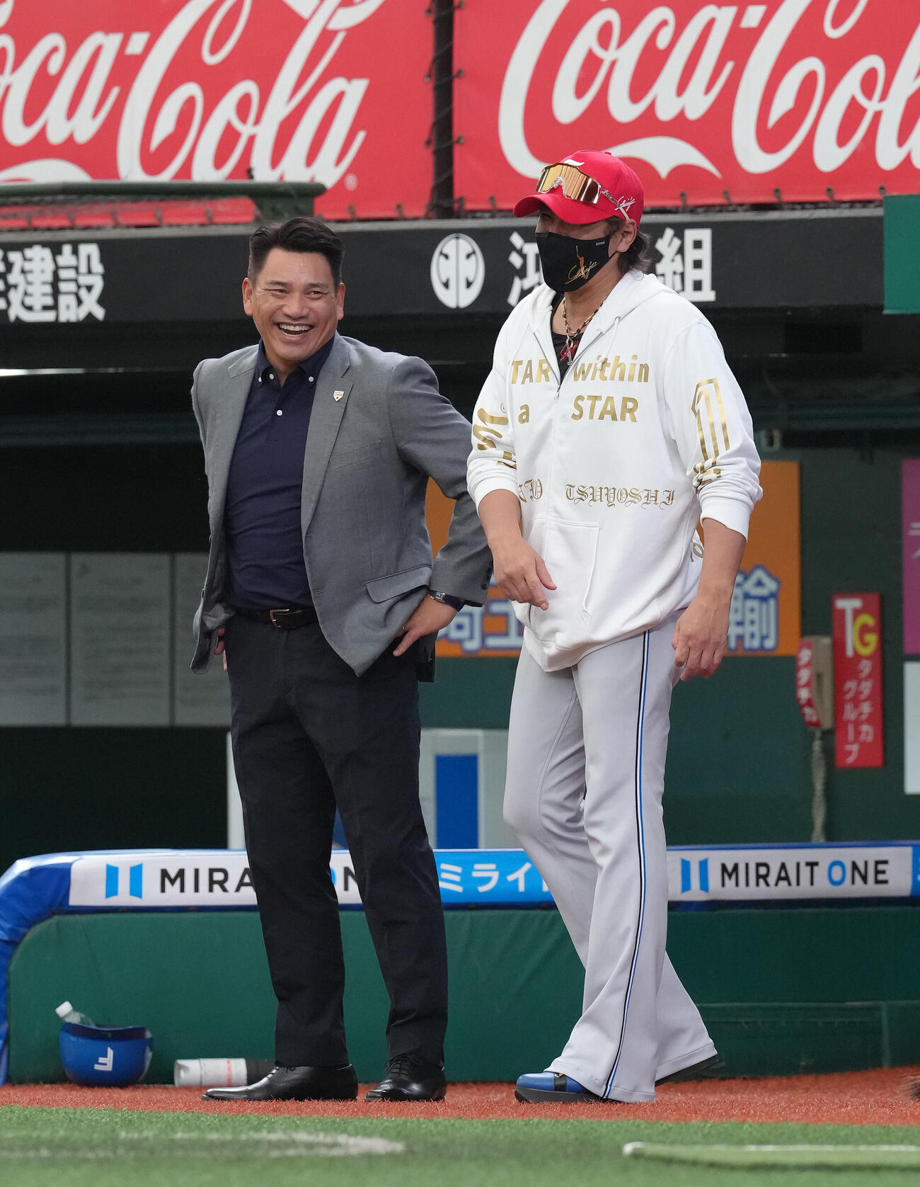 西武対日本ハム　視察に訪れた侍ジャパン井口資仁監督（左）は日本ハム新庄剛志監督と談笑する（撮影・足立雅史）
