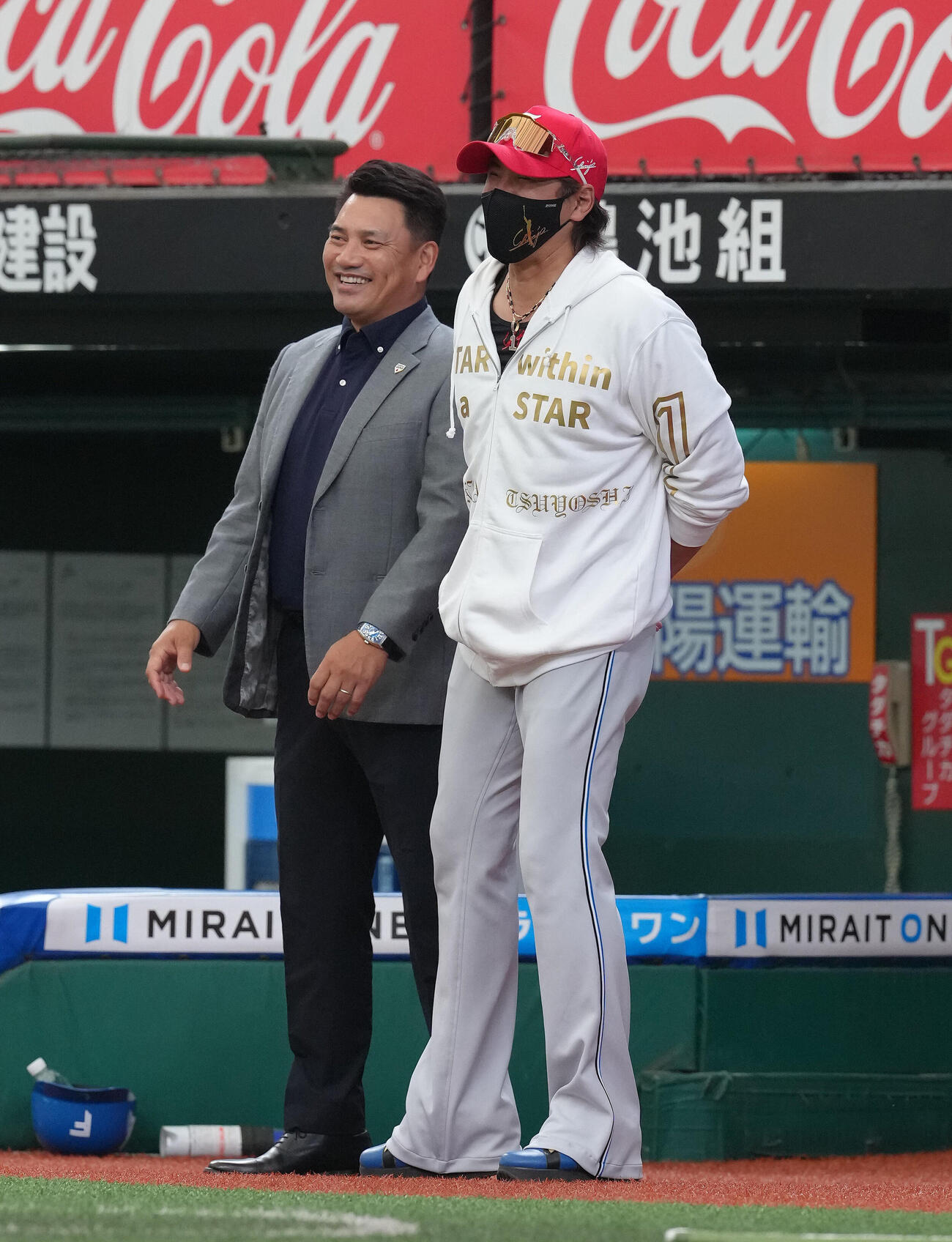 西武対日本ハム　視察に訪れた侍ジャパン井口資仁監督（左）は日本ハム新庄剛志監督と談笑する（撮影・足立雅史）