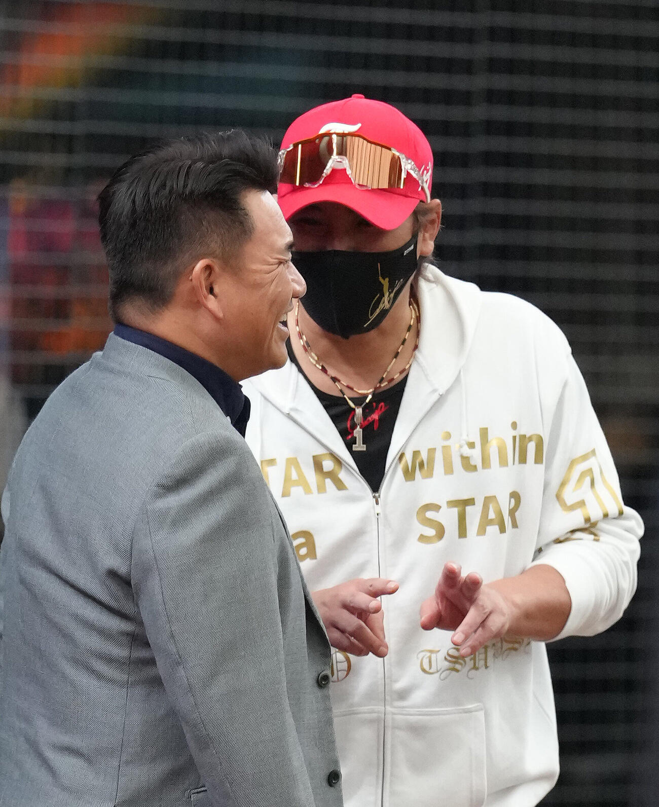 西武対日本ハム　視察に訪れた侍ジャパン井口資仁監督（左）は日本ハム新庄剛志監督と談笑する（撮影・足立雅史）