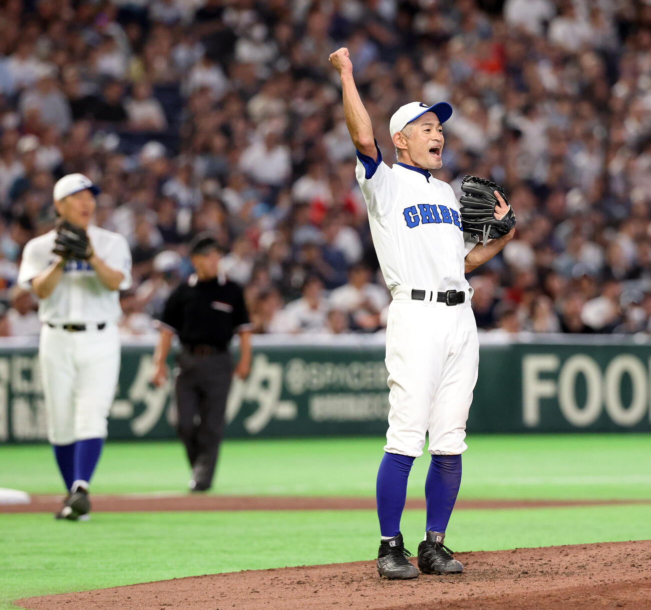 KOBE CHIBEN対高校女子選抜　7回表高校女子選抜1死、城間心彩の打球を外野手が好捕しガッツポーズで喜ぶイチローさん。後方は松井秀喜さん、（撮影・浅見桂子）
