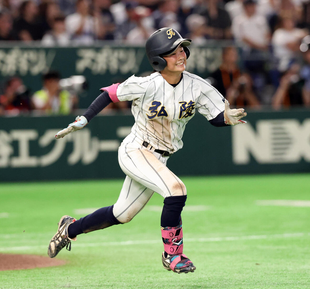 KOBE CHIBEN対高校女子選抜　6回表高校女子選抜無死、福田稟は相手悪送球を誘う打撃で出塁する（撮影・浅見桂子）