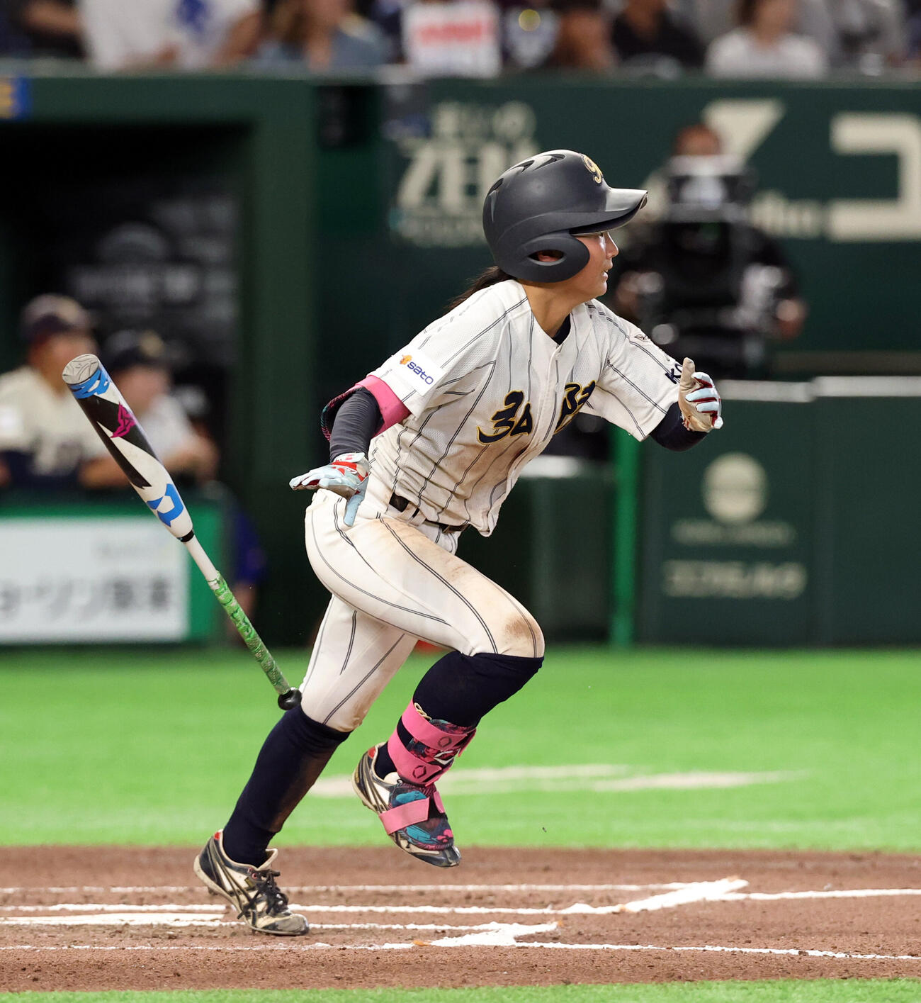 KOBE CHIBEN対高校女子選抜　6回表高校女子選抜無死、福田稟は相手悪送球を誘う打撃で出塁する（撮影・浅見桂子）